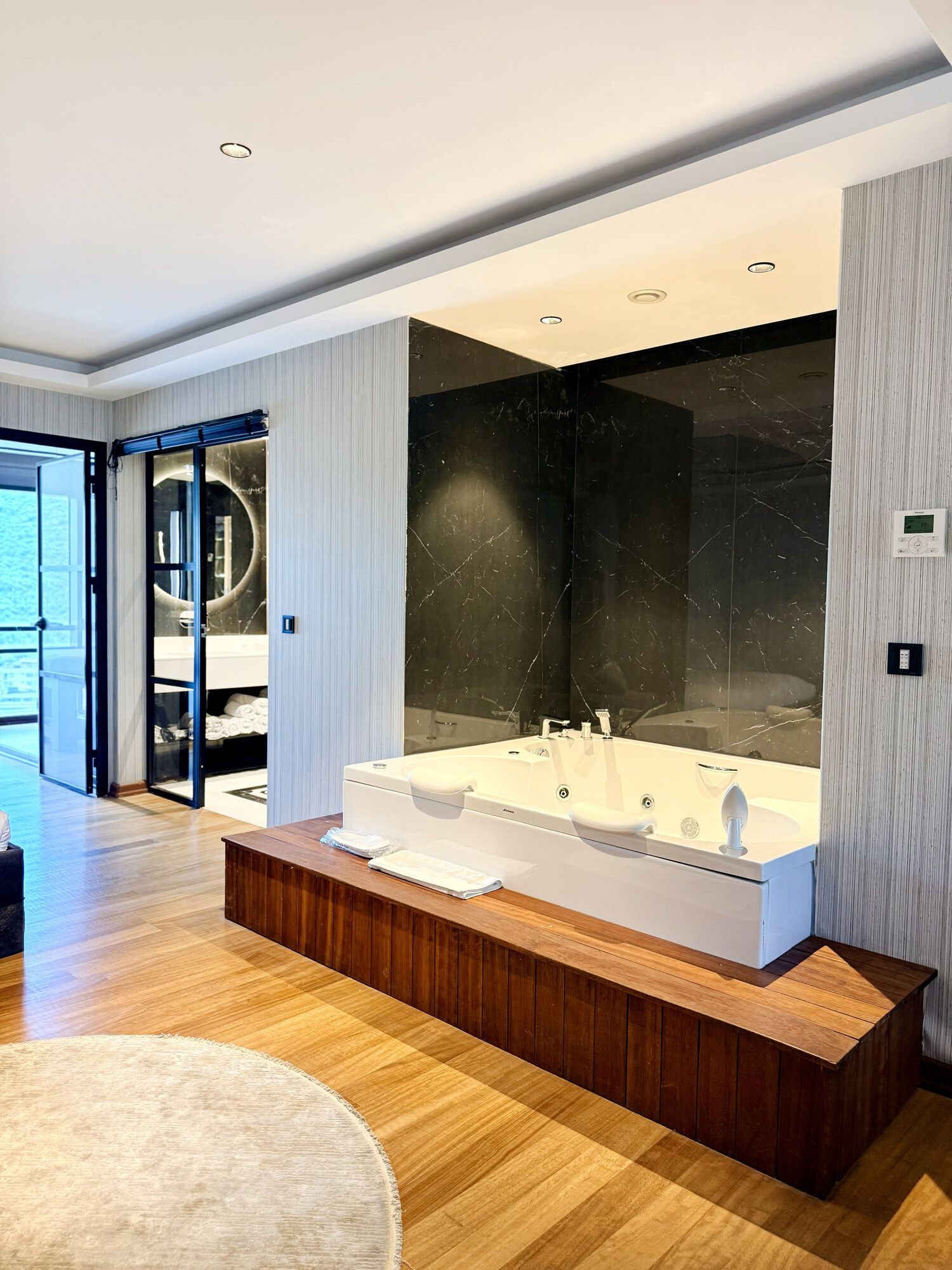 CITYLOFT 175 Presidential Suite: Yatak odasında platform üzerinde jakuzi