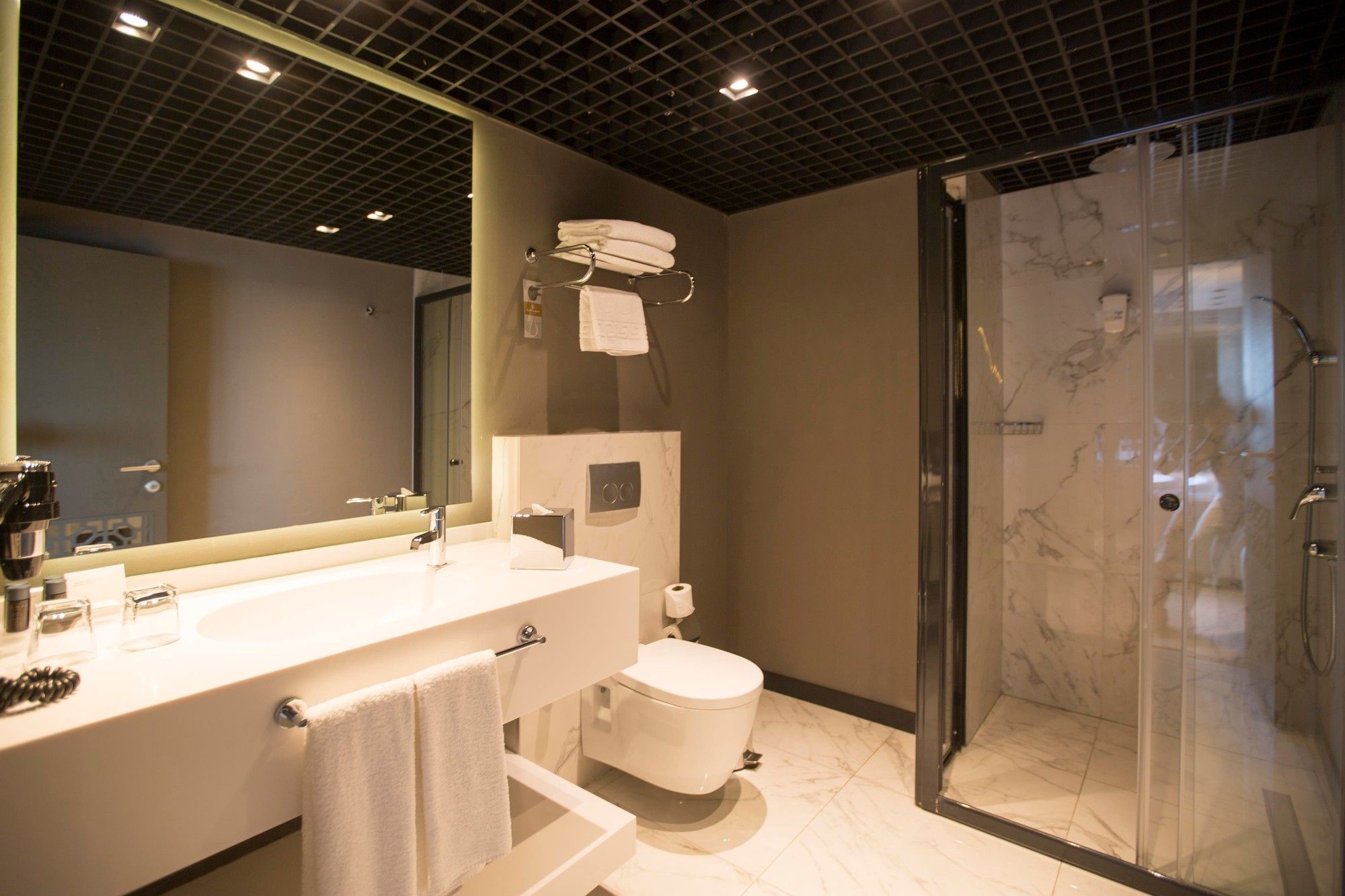 CITYLOFT 81 Junior Jacuzzi Suite: Mermer duş kabini, lavabo ve asma klozet