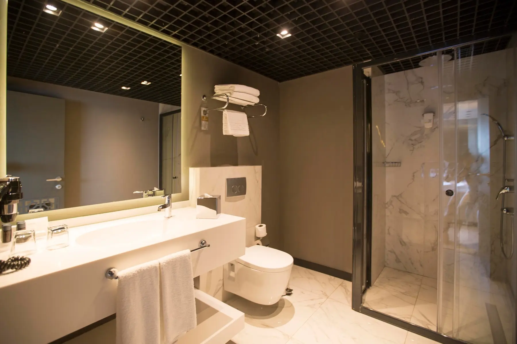 CITYLOFT 81 Junior Jacuzzi Suite: Mermer duş kabini, lavabo ve asma klozet
