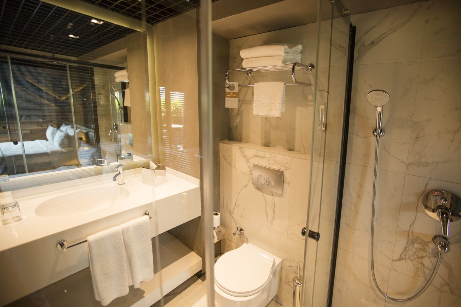 CITYLOFT 81 Deluxe Suite with Terrace: Mermer görünümlü banyo, lavabo ve duş
