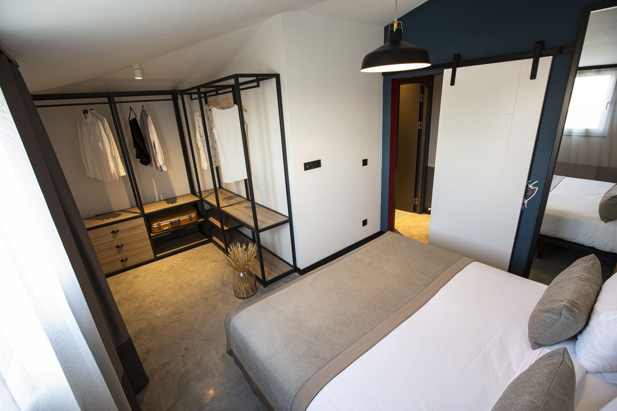 CITYLOFT 64 1+1: Yatak odası ve metal çerçeveli açık gardırop