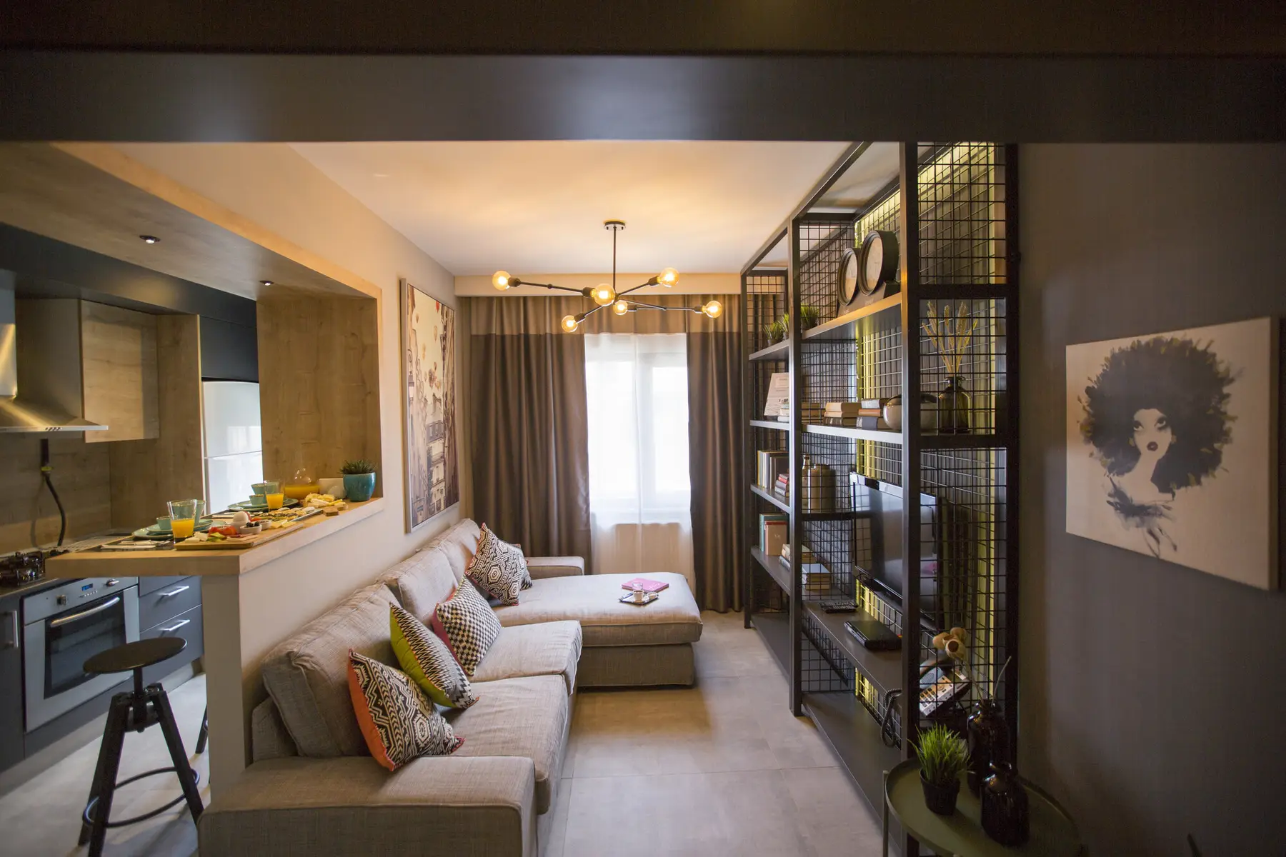 CITYLOFT 36 Two Bedroom Suite: Açık mutfak, bar tezgâhı ve köşe kanepe