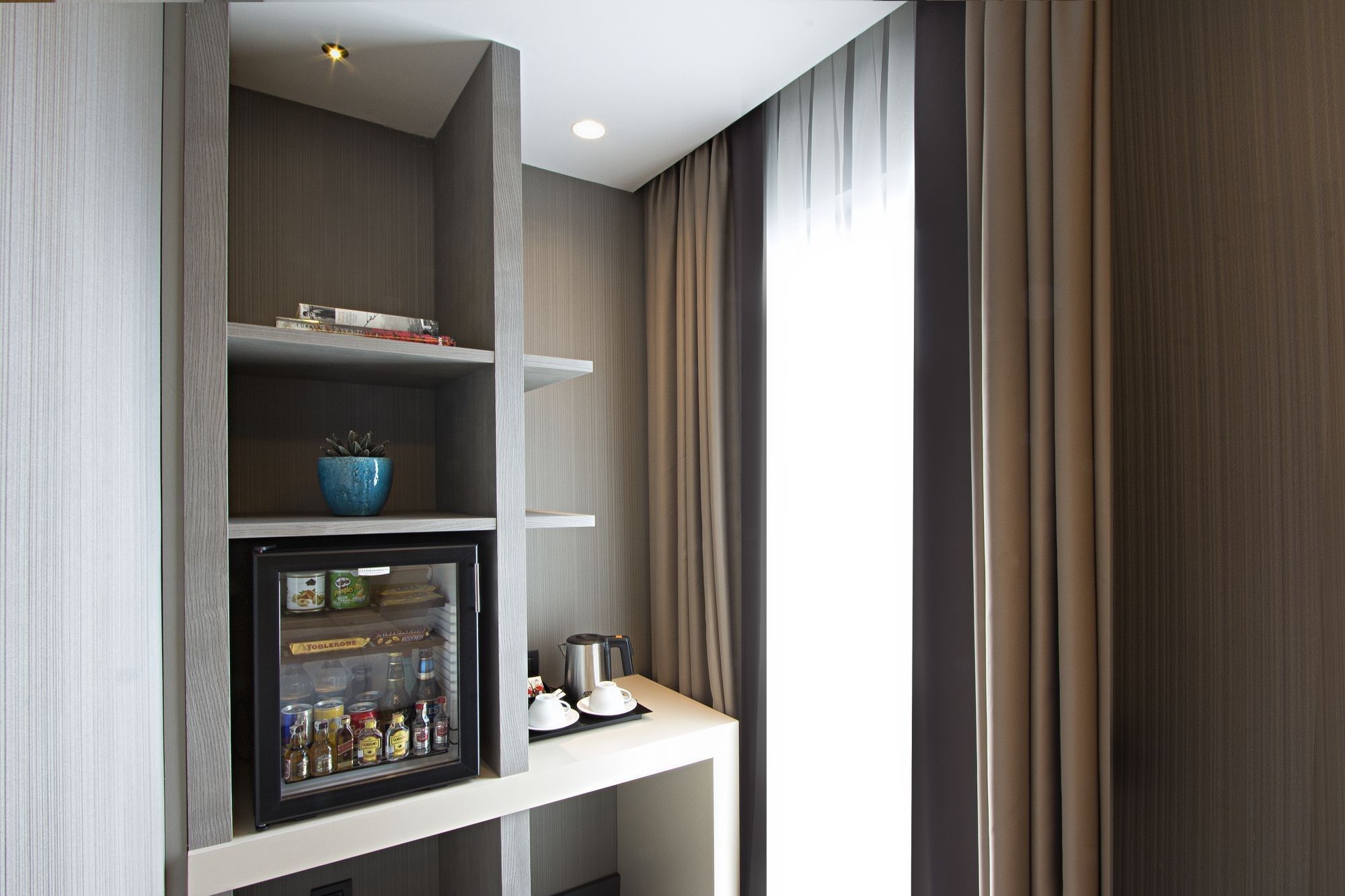 CITYLOFT 81 Standart Single Room: Minibar ve raf ünitesi