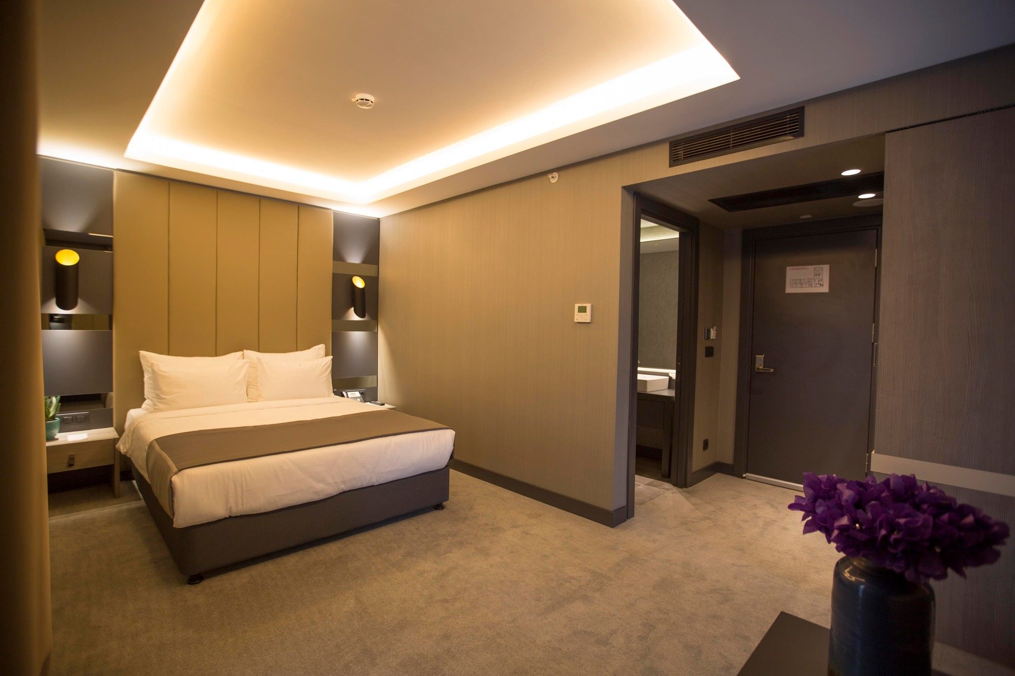 CITYLOFT 81 Corner Suite: Doppelbett und Decke mit indirekter Beleuchtung