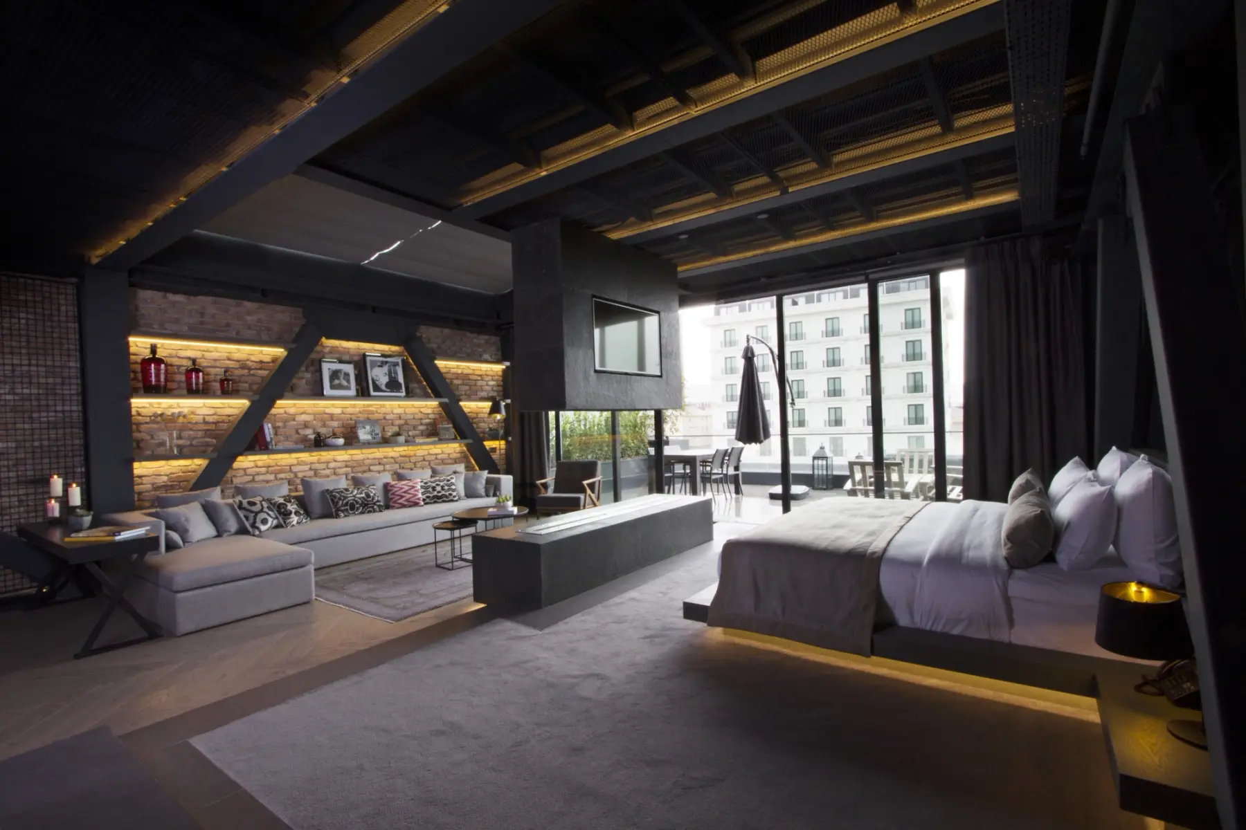 CITYLOFT 81 Presidential Suite: Geniş salon, yatak ve aydınlatmalı raflar