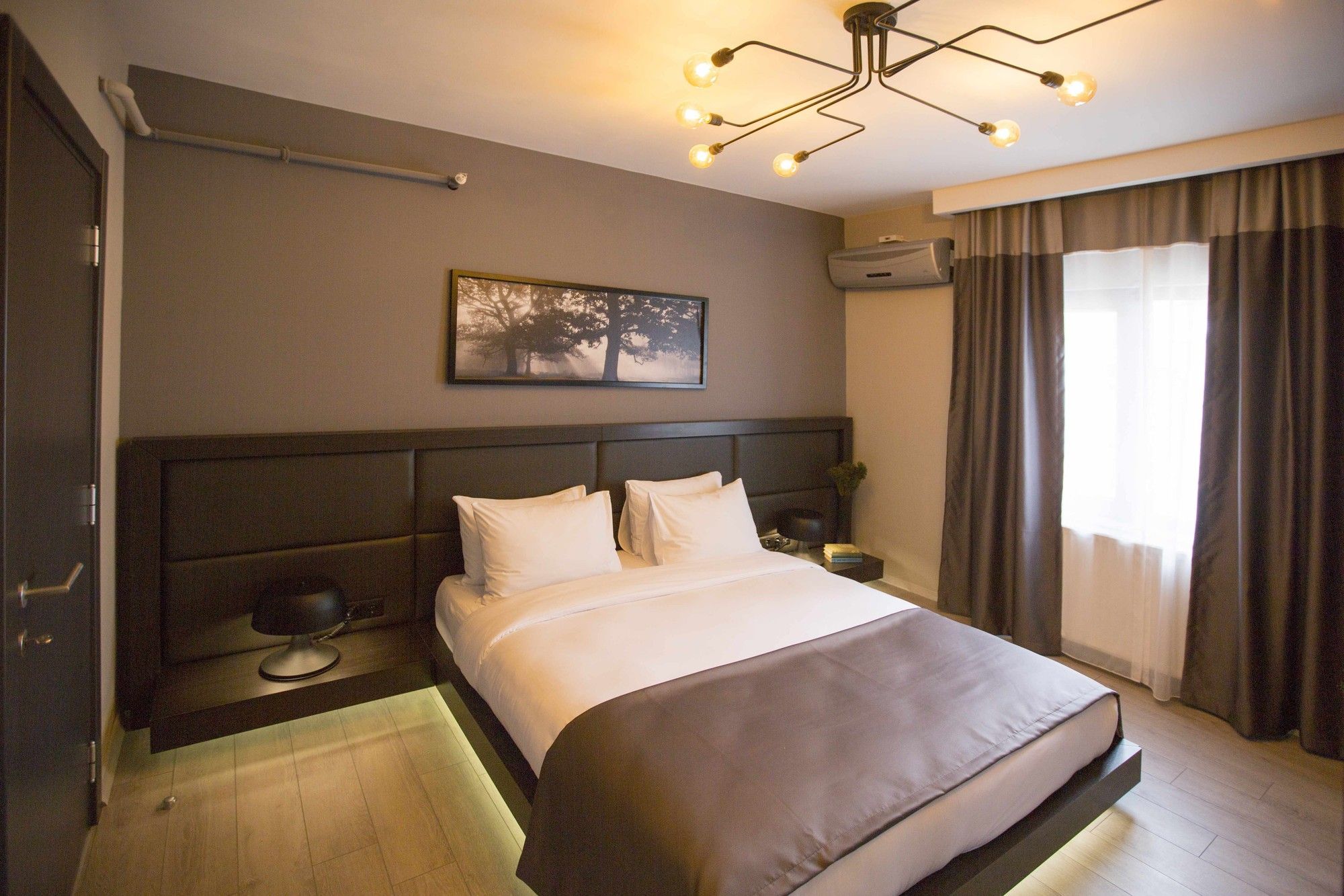 CITYLOFT 36 Two Bedroom Suite: Işıklı platformda çift kişilik yatak