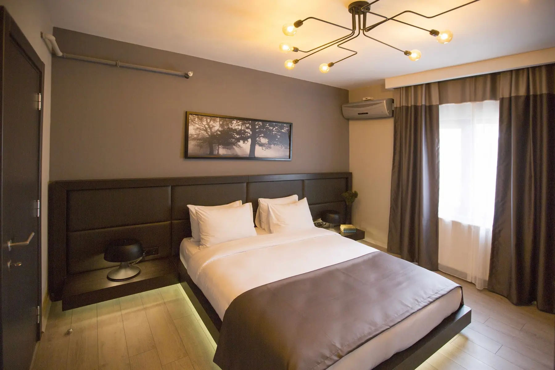 CITYLOFT 36 Two Bedroom Suite: Işıklı platformda çift kişilik yatak
