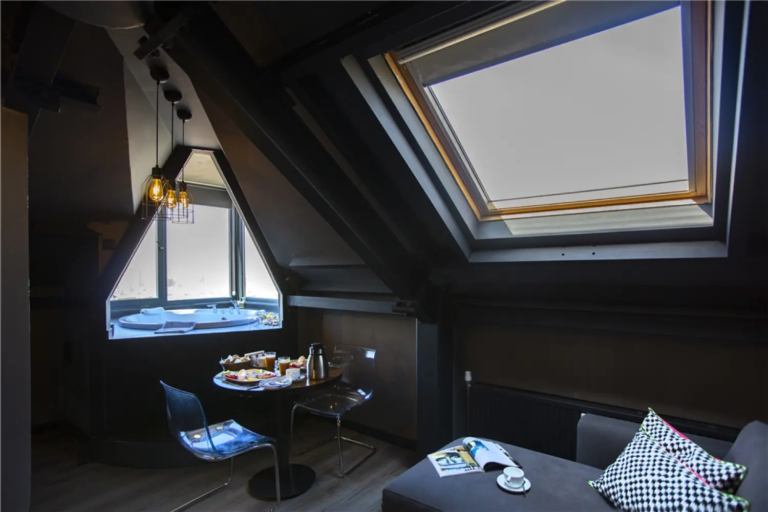 CITYLOFT 161 Corner Suite with Jacuzzi City view: Çatı pencereli oturma köşesi ve kahvaltı masası