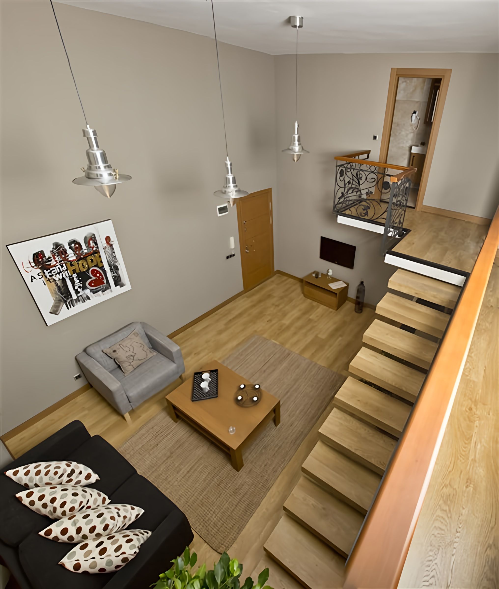 CITYLOFT 36 Loft Suite: Yüksek tavanlı salona merdivenden bakış
