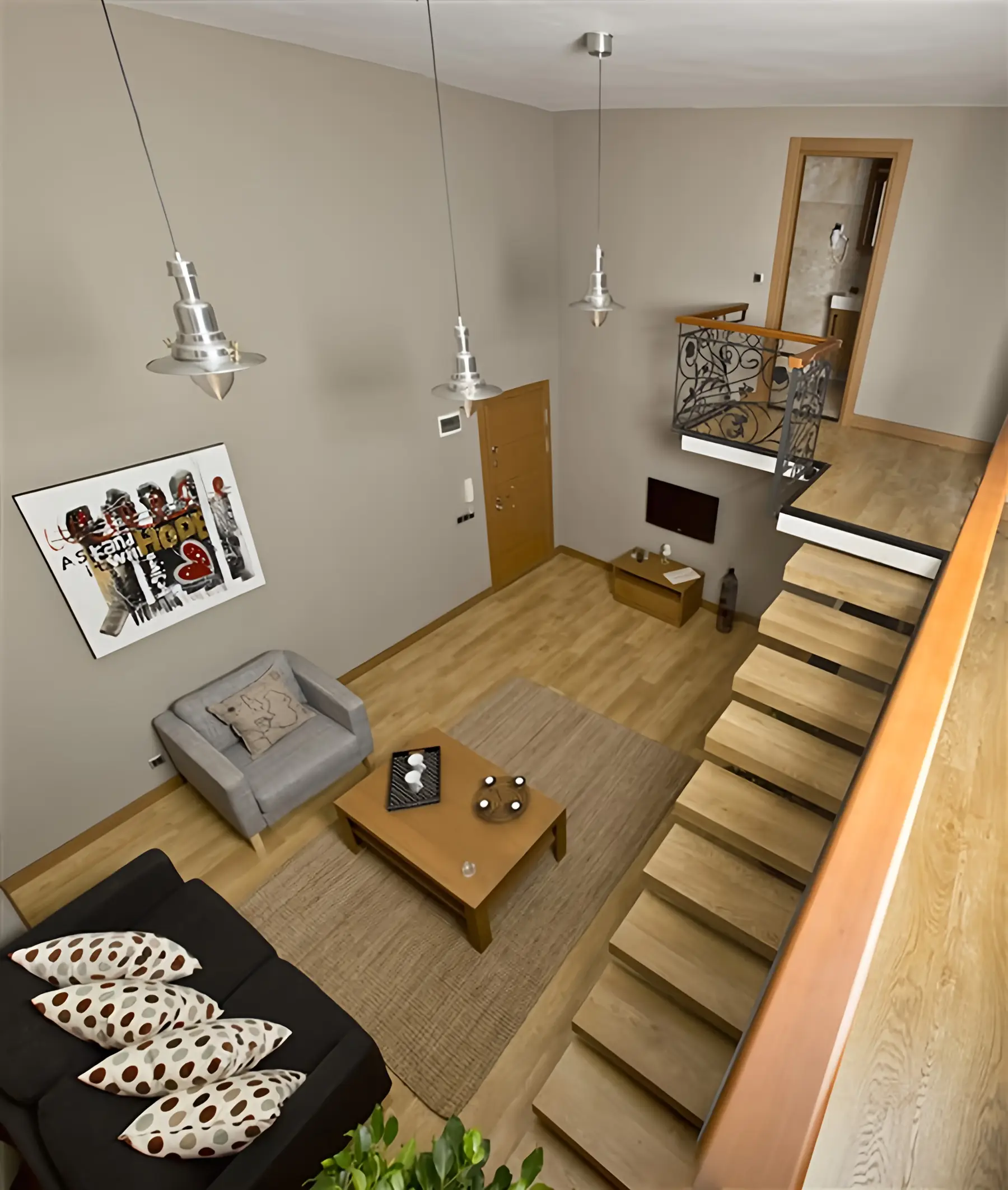CITYLOFT 36 Loft Suite: Yüksek tavanlı salona merdivenden bakış