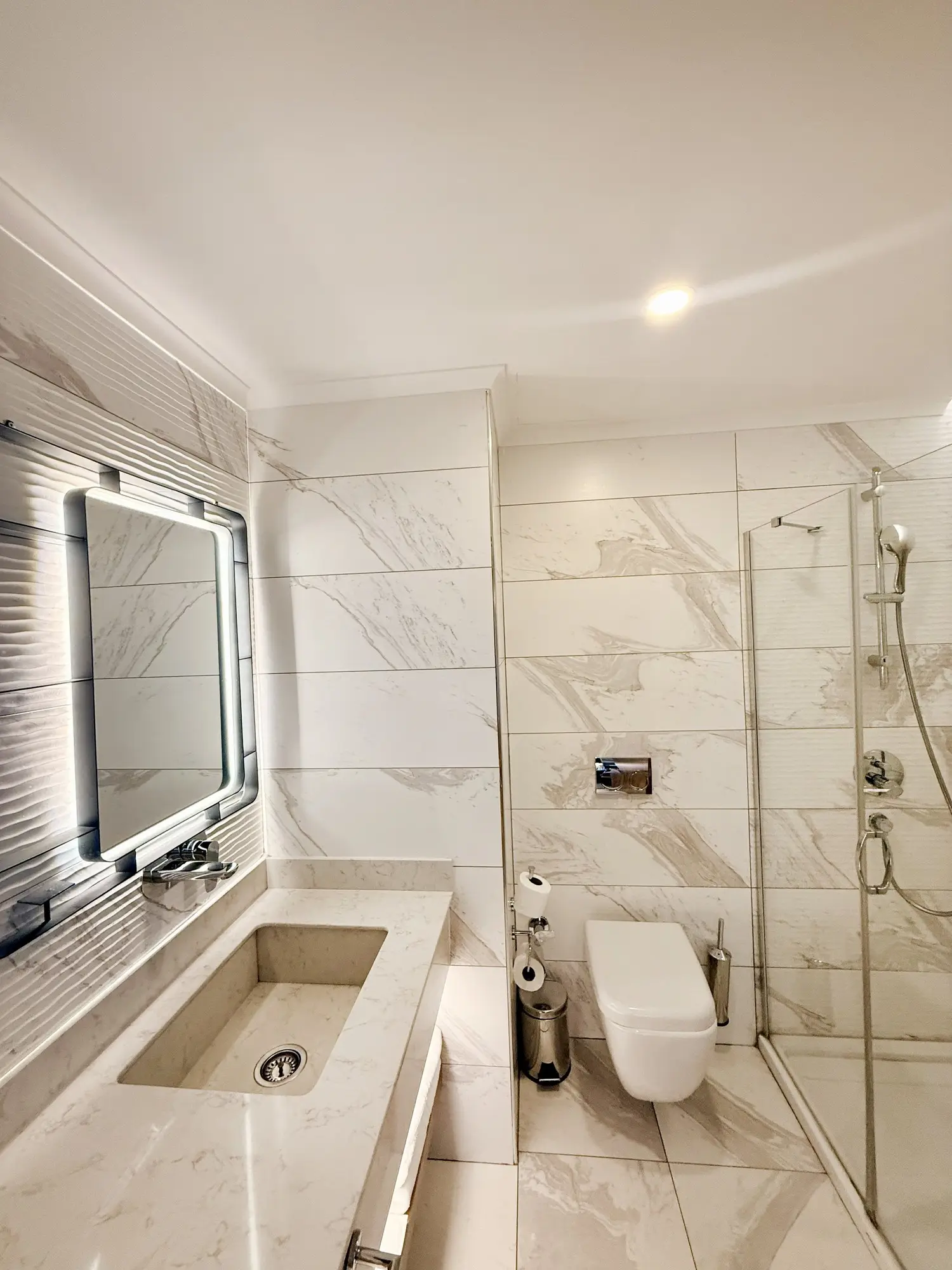 CITYLOFT 175 One Bedroom Sea: Mermer kaplı banyo, cam duş kabini ve klozet