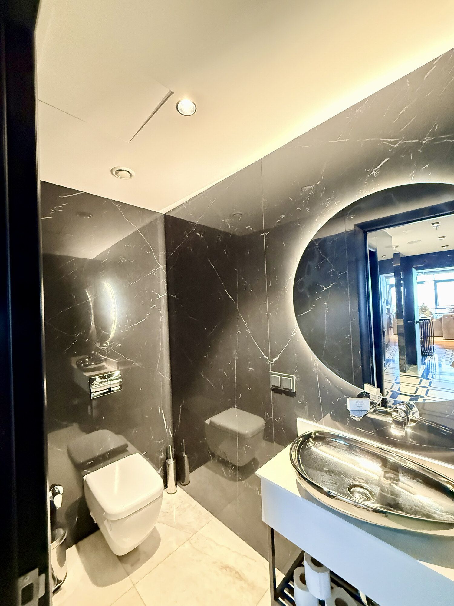 CITYLOFT 175 Presidential Suite: Siyah mermer banyo, oval ayna ve asma klozet