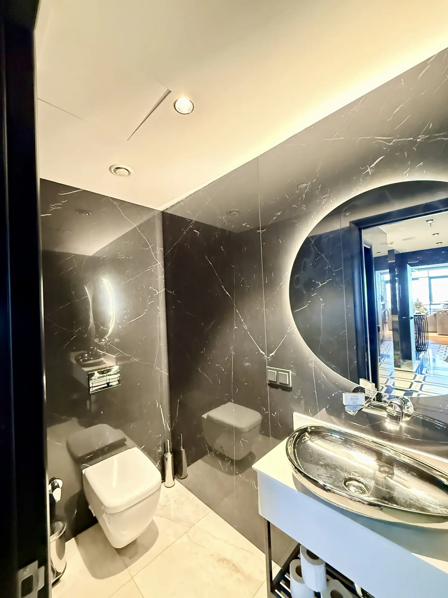 CITYLOFT 175 Presidential Suite: Siyah mermer banyo, oval ayna ve asma klozet