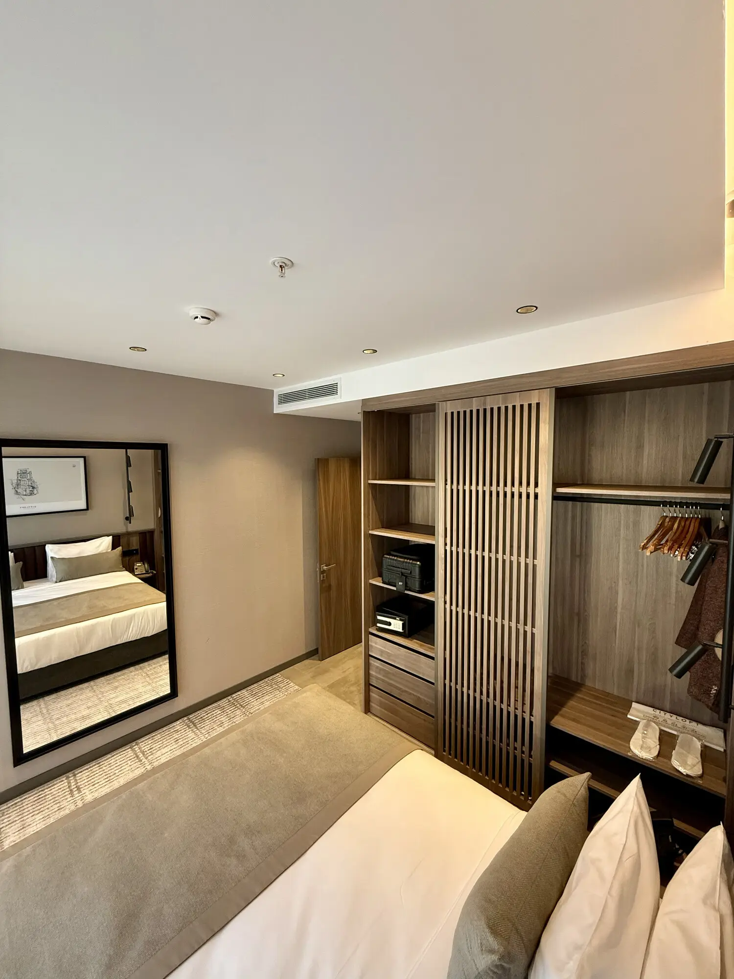 CITYLOFT 147 One Bedroom Suite: Ayrı yatak odası, aynalı dolap ve ahşap gardırop