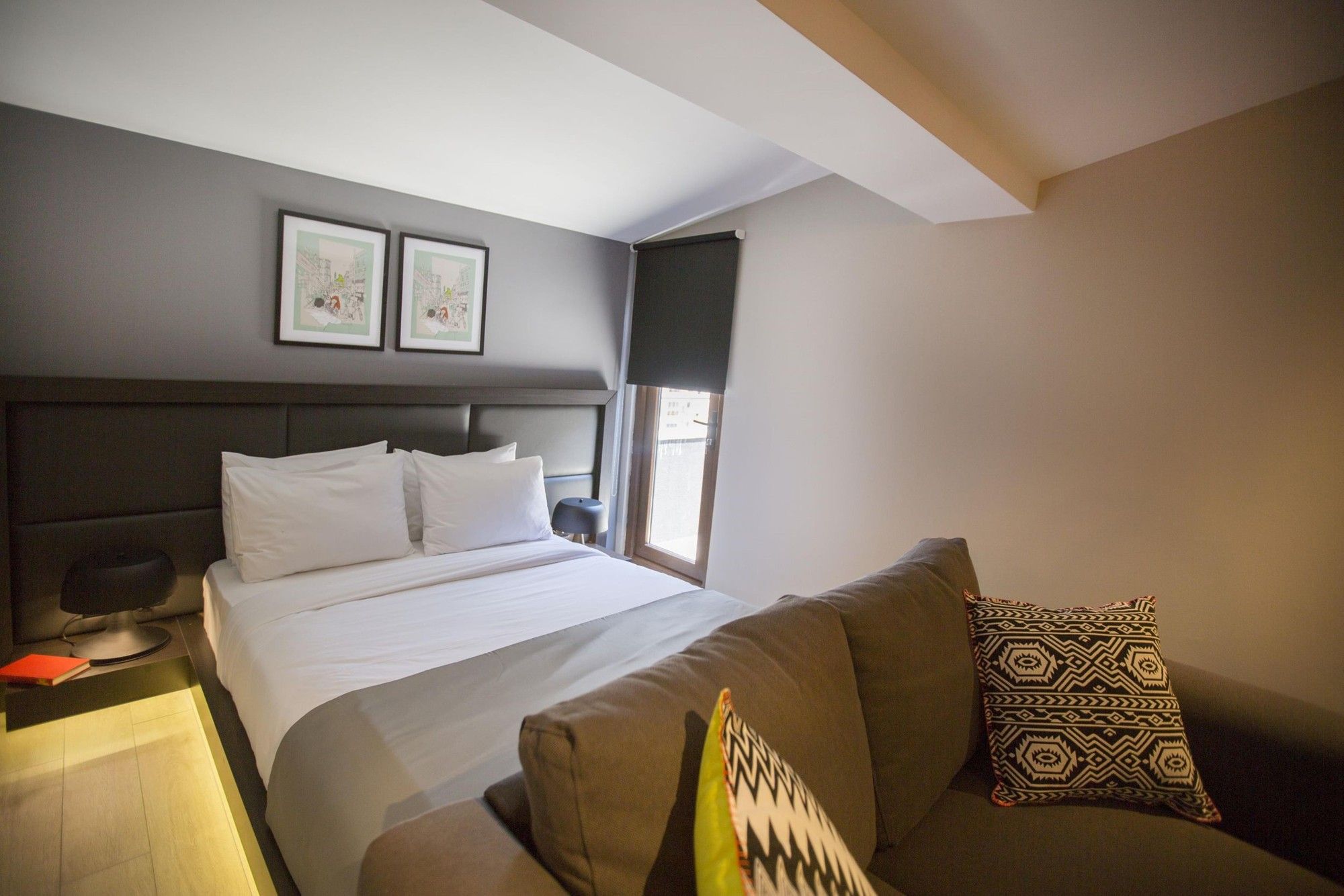 CITYLOFT 36 Studio Suite with Terrace: Çift kişilik yatak ve kanepe