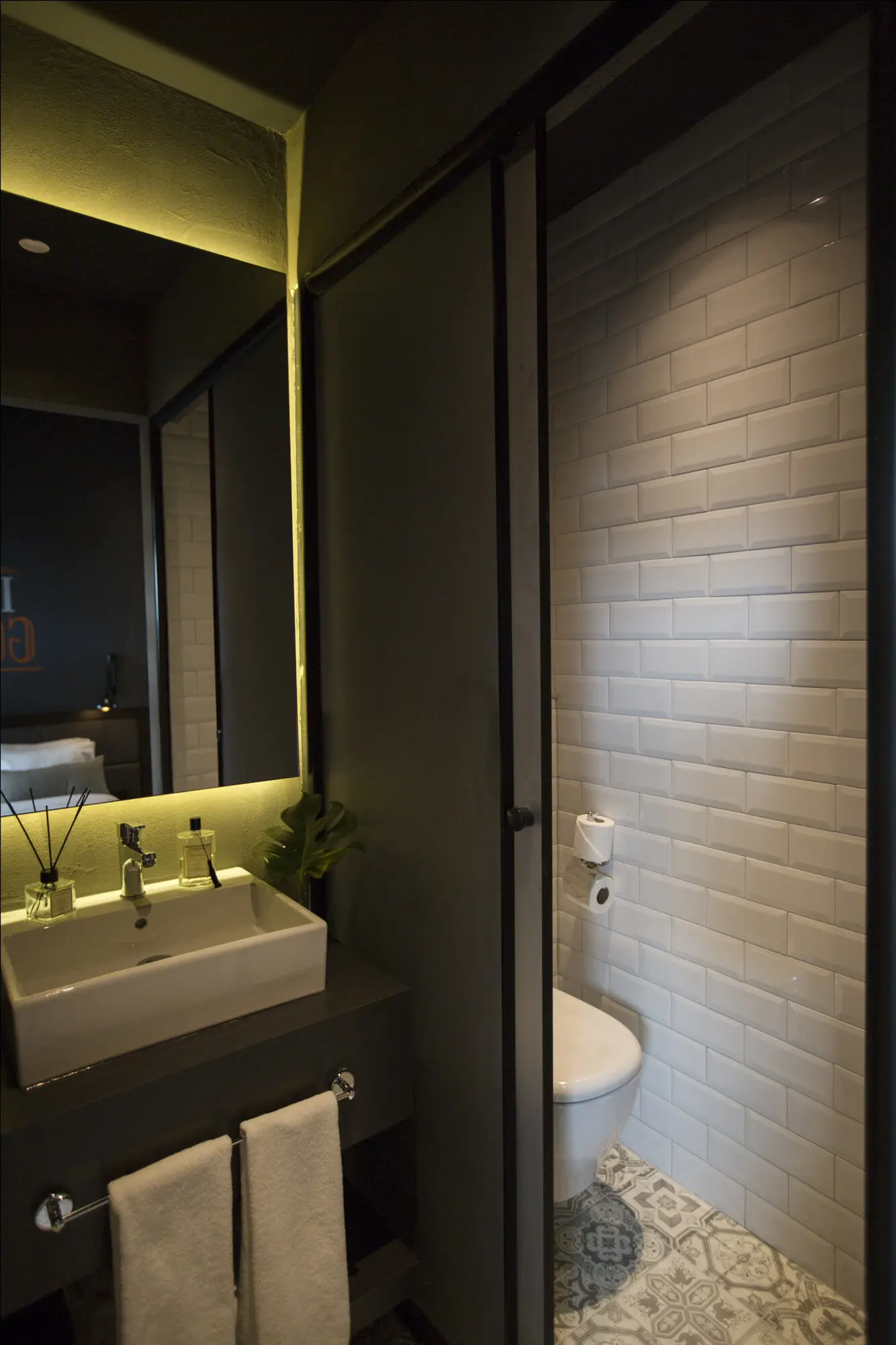 CITYLOFT 161 Penthouse: Lavabo, ayna ve klozet
