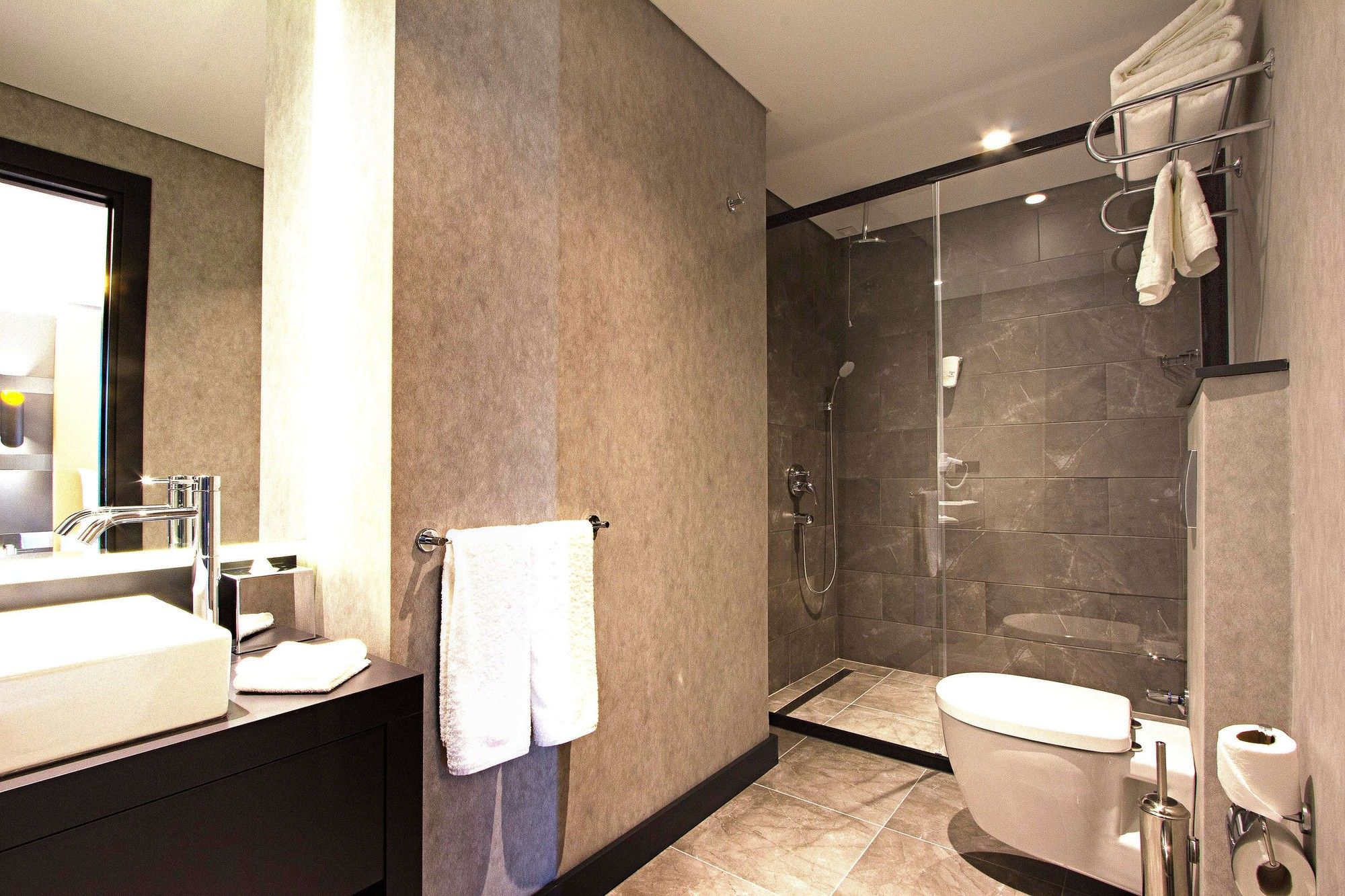 CITYLOFT 81 Corner Suite: Waschbecken, Dusche und wandhängendes WC