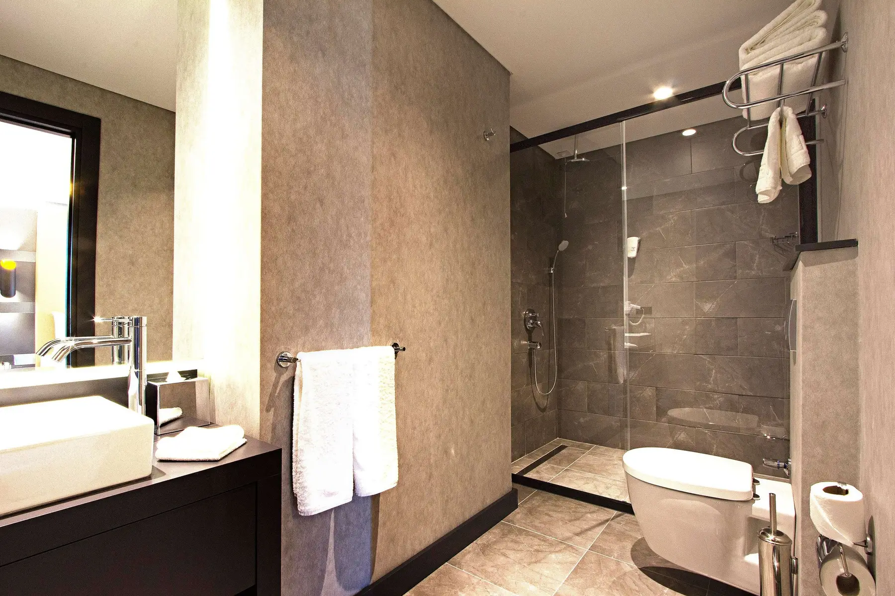 CITYLOFT 81 Corner Suite: Lavabo, duş ve asma klozet