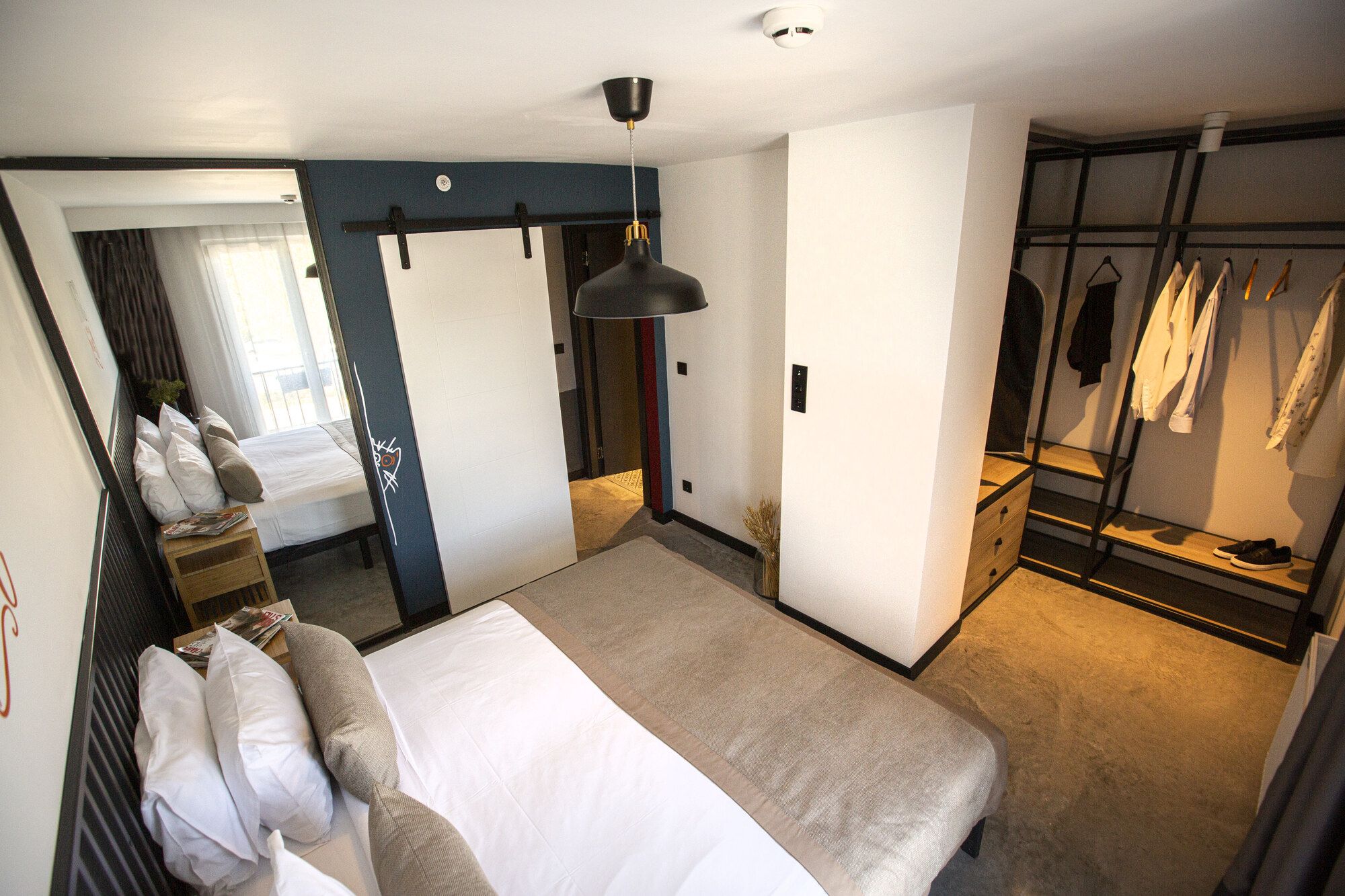 CITYLOFT 64 Studio: Sürgü kapılı yatak odası ve açık gardırop