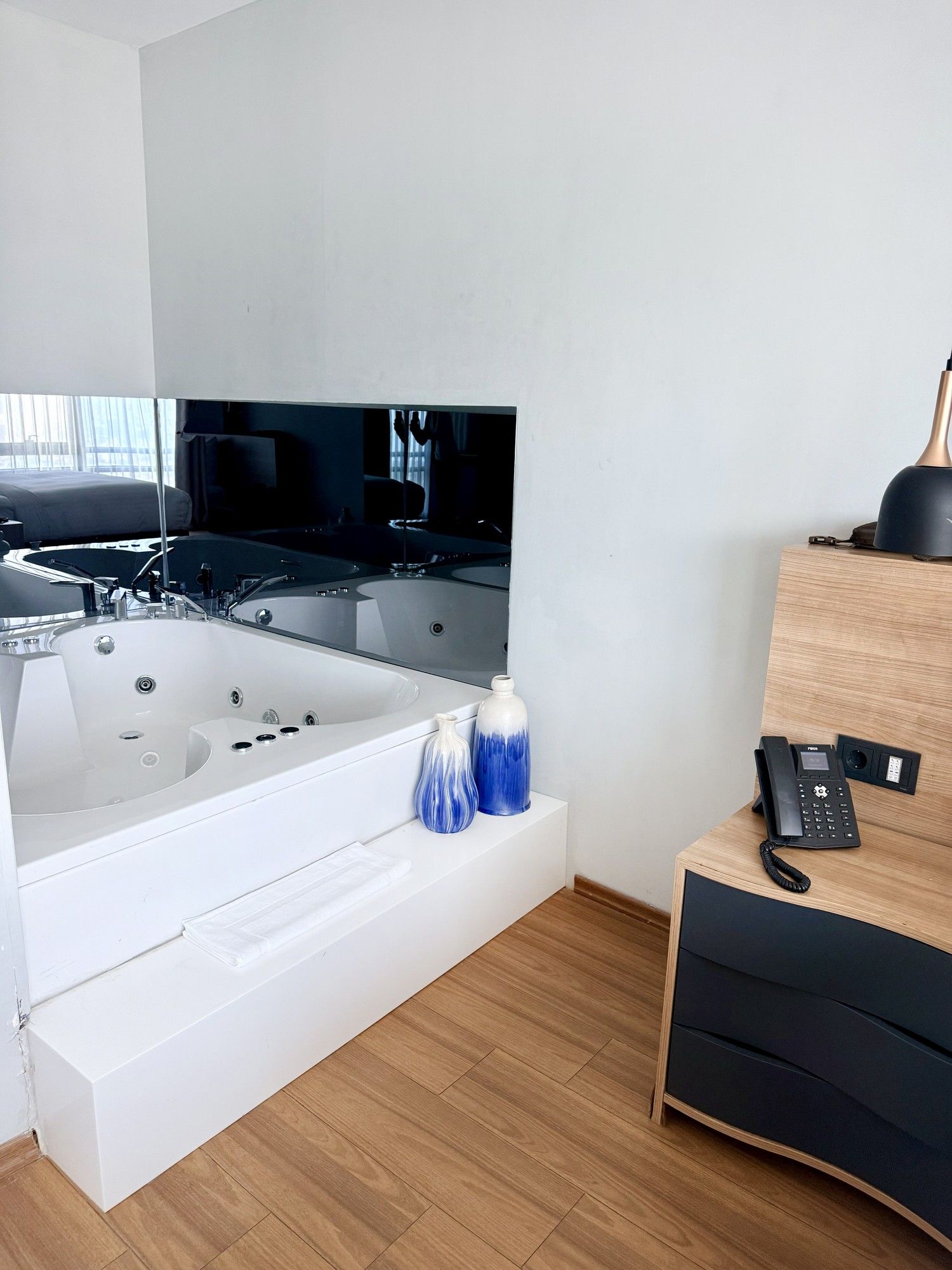 CITYLOFT 175 Jacuzzi Suite: Yatak odasında jakuzi ve TV
