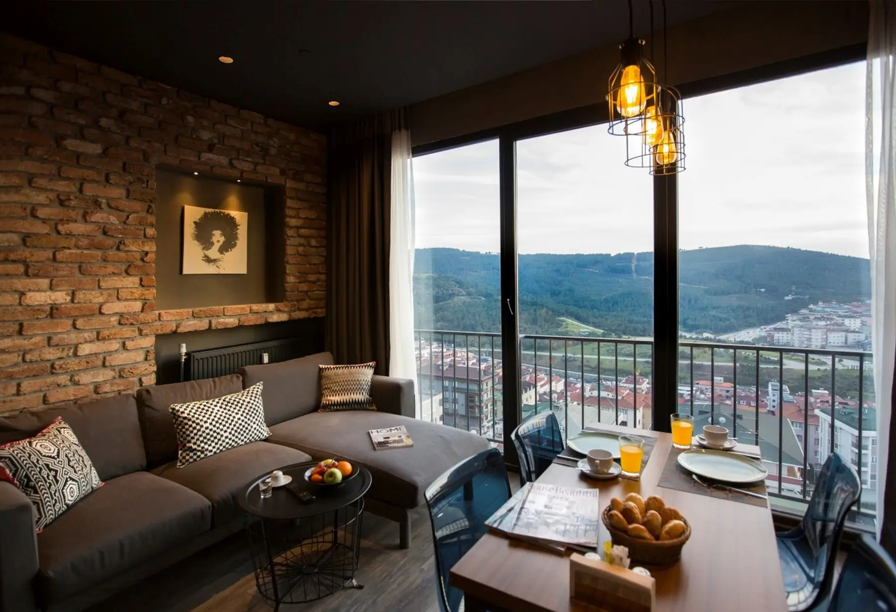 CITYLOFT 161 One Bedroom Sea view: Tuğla duvarlı salon, kahvaltı masası ve deniz manzaralı pencere