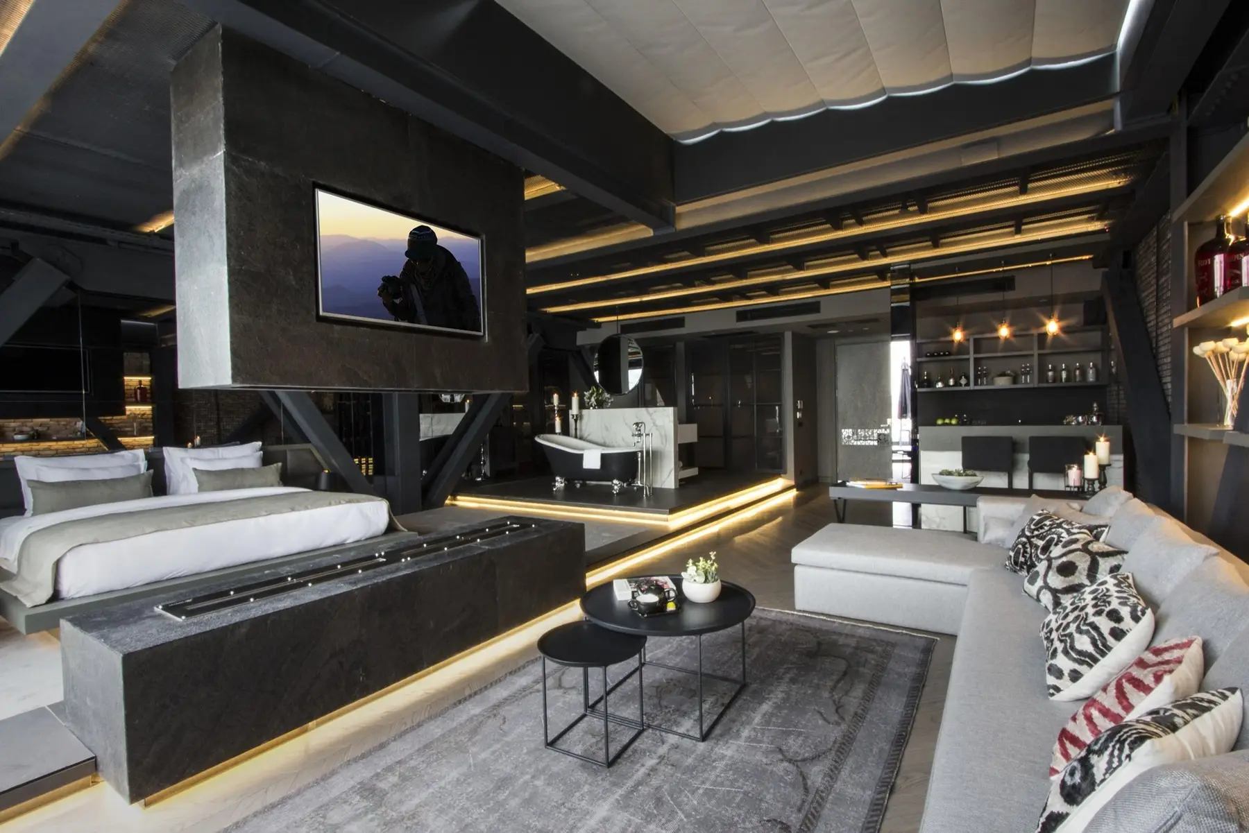 CITYLOFT 81 Presidential Suite: Yatak, şömine ve oturma grubu tek mekânda
