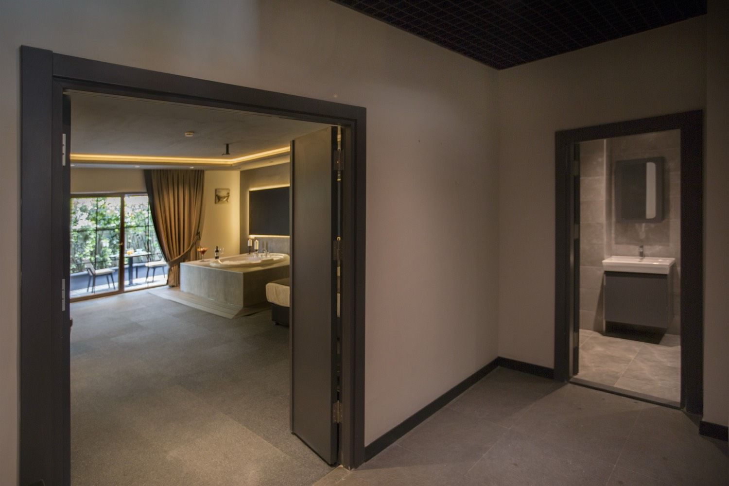 CITYLOFT 24 Jacuzzi Suite with Terrace: Giriş koridorundan oda ve banyo görünümü