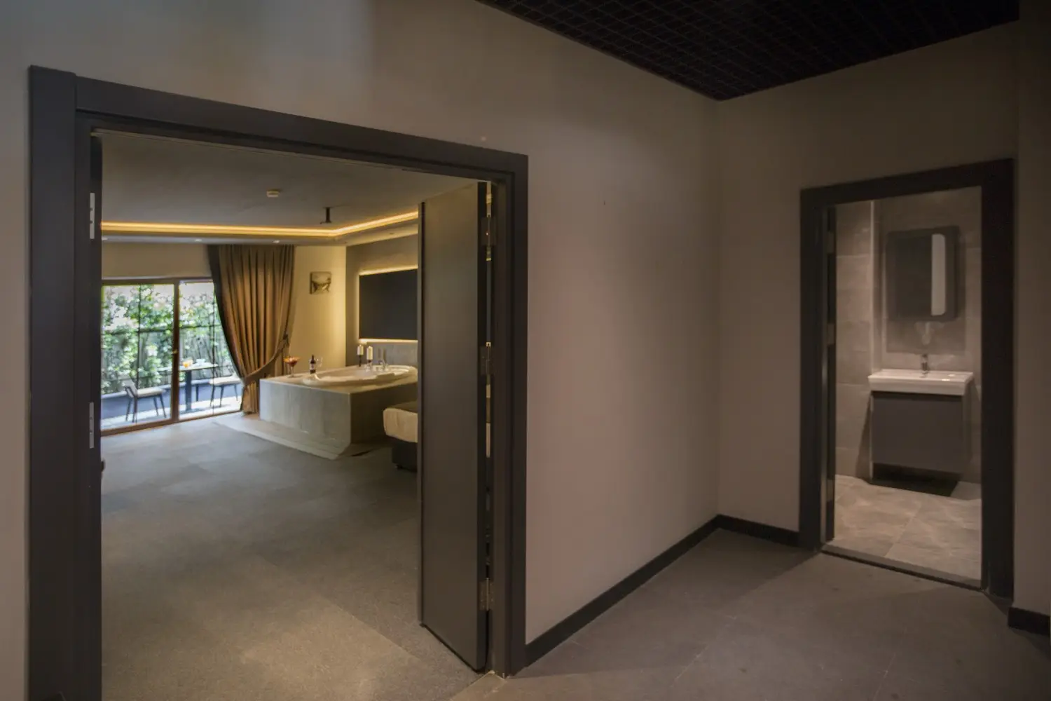 CITYLOFT 24 Jacuzzi Suite with Terrace: Giriş koridorundan oda ve banyo görünümü