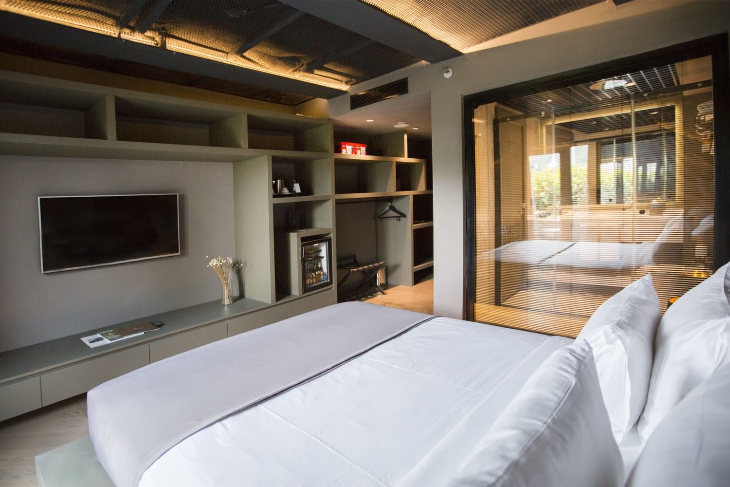 CITYLOFT 81 Deluxe Suite with Terrace: Çift kişilik yatak, TV ünitesi ve teras kapısı