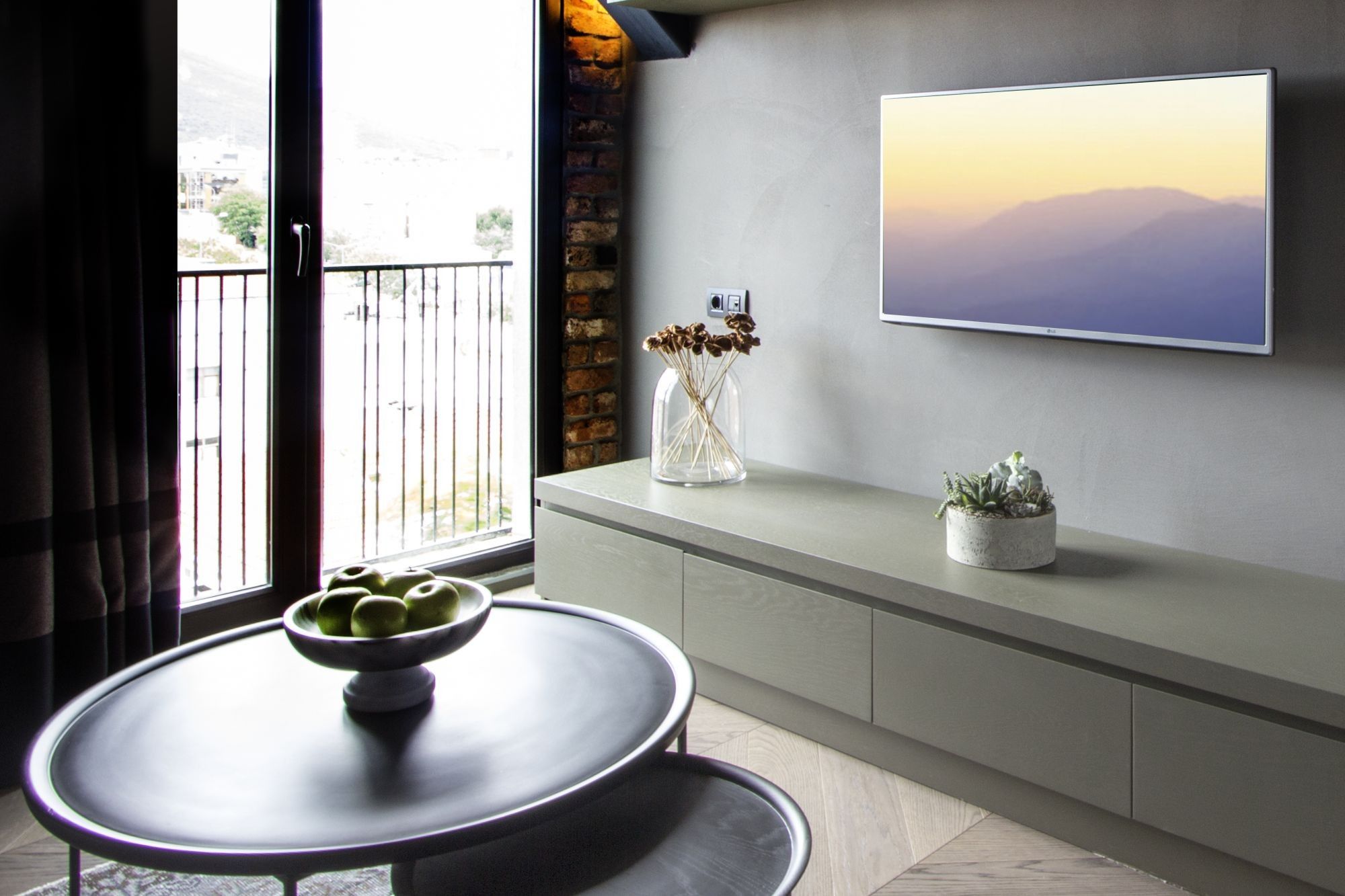 CITYLOFT 81 Loft Suite: Balkon kapısı, TV ve sehpa