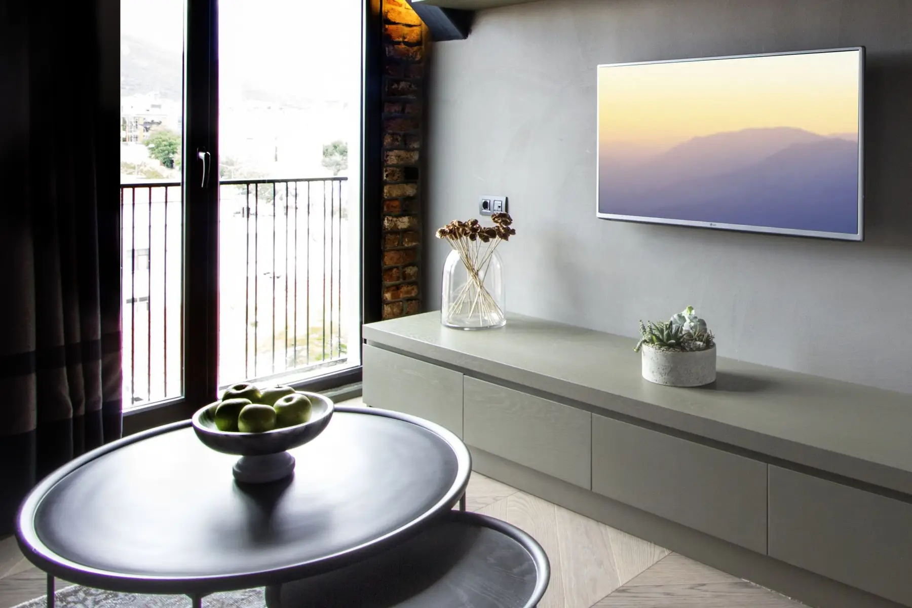 CITYLOFT 81 Loft Suite: Balkon kapısı, TV ve sehpa