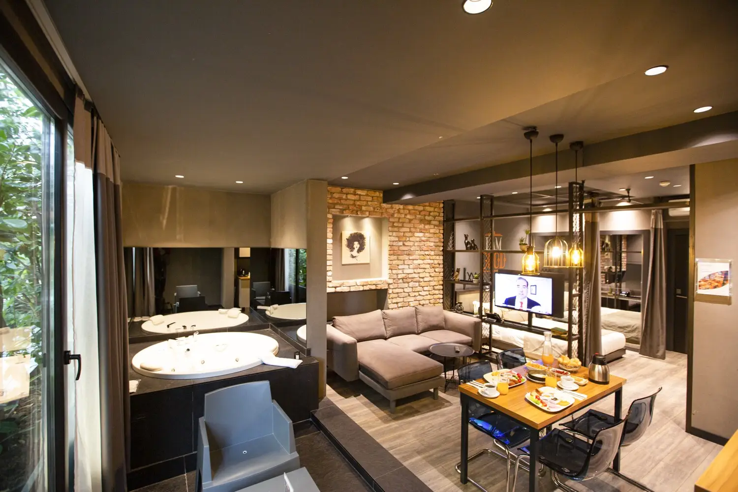 CITYLOFT 161 Junior Jacuzzi Suite: Jakuzi, oturma alanı ve yemek masası tek mekânda