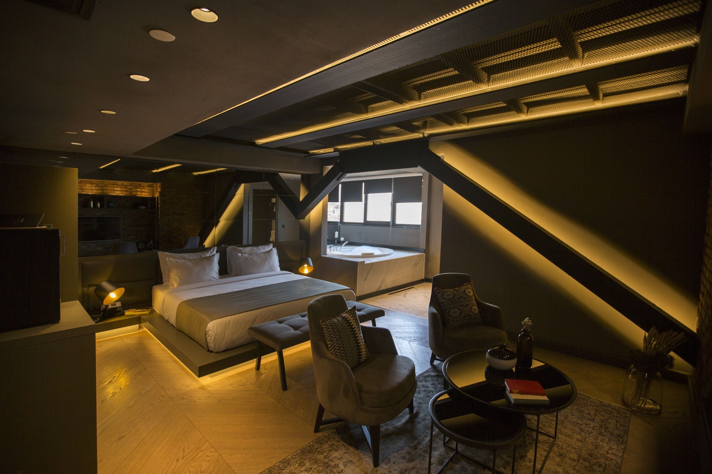 CITYLOFT 81 Junior Jacuzzi Suite: Çatı katında yatak ve oturma köşesi