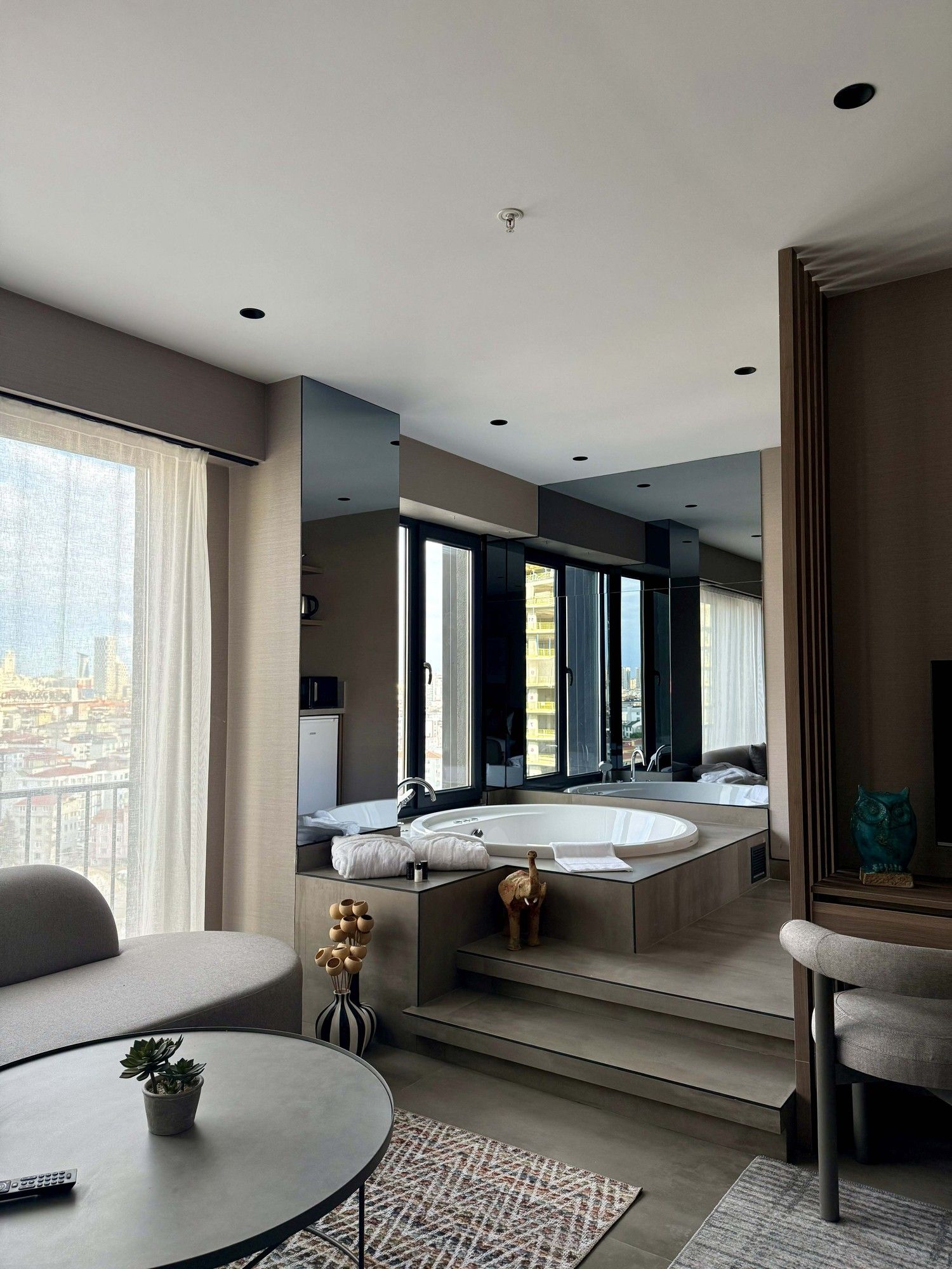 CITYLOFT 147 Jacuzzi Suite with City view: Pencere önündeki jakuzi ve oturma alanı