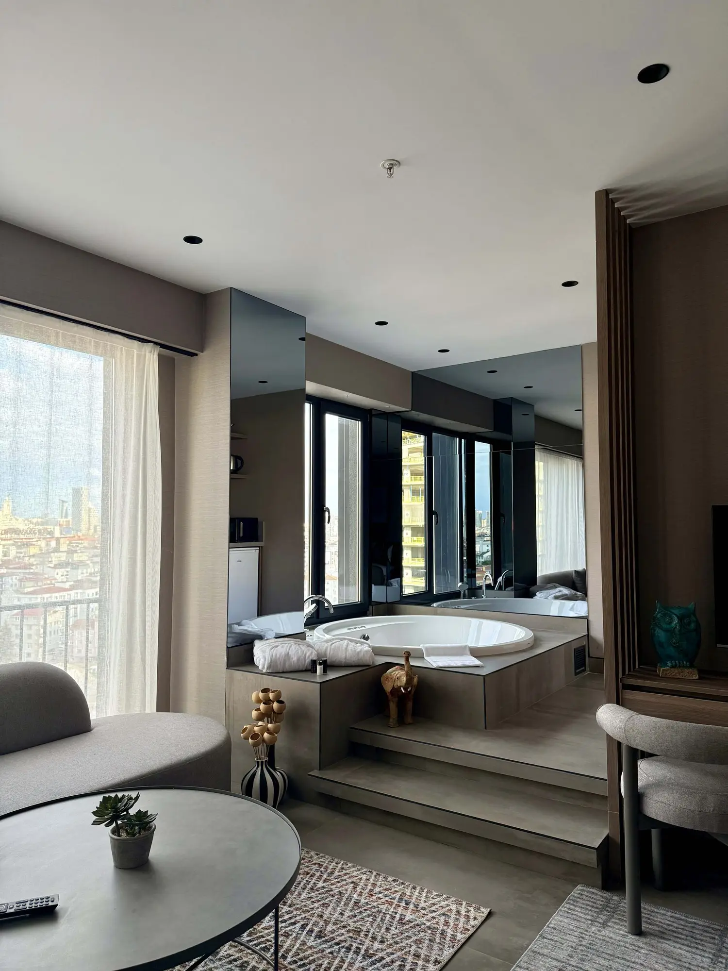 CITYLOFT 147 Jacuzzi Suite with City view: Pencere önündeki jakuzi ve oturma alanı