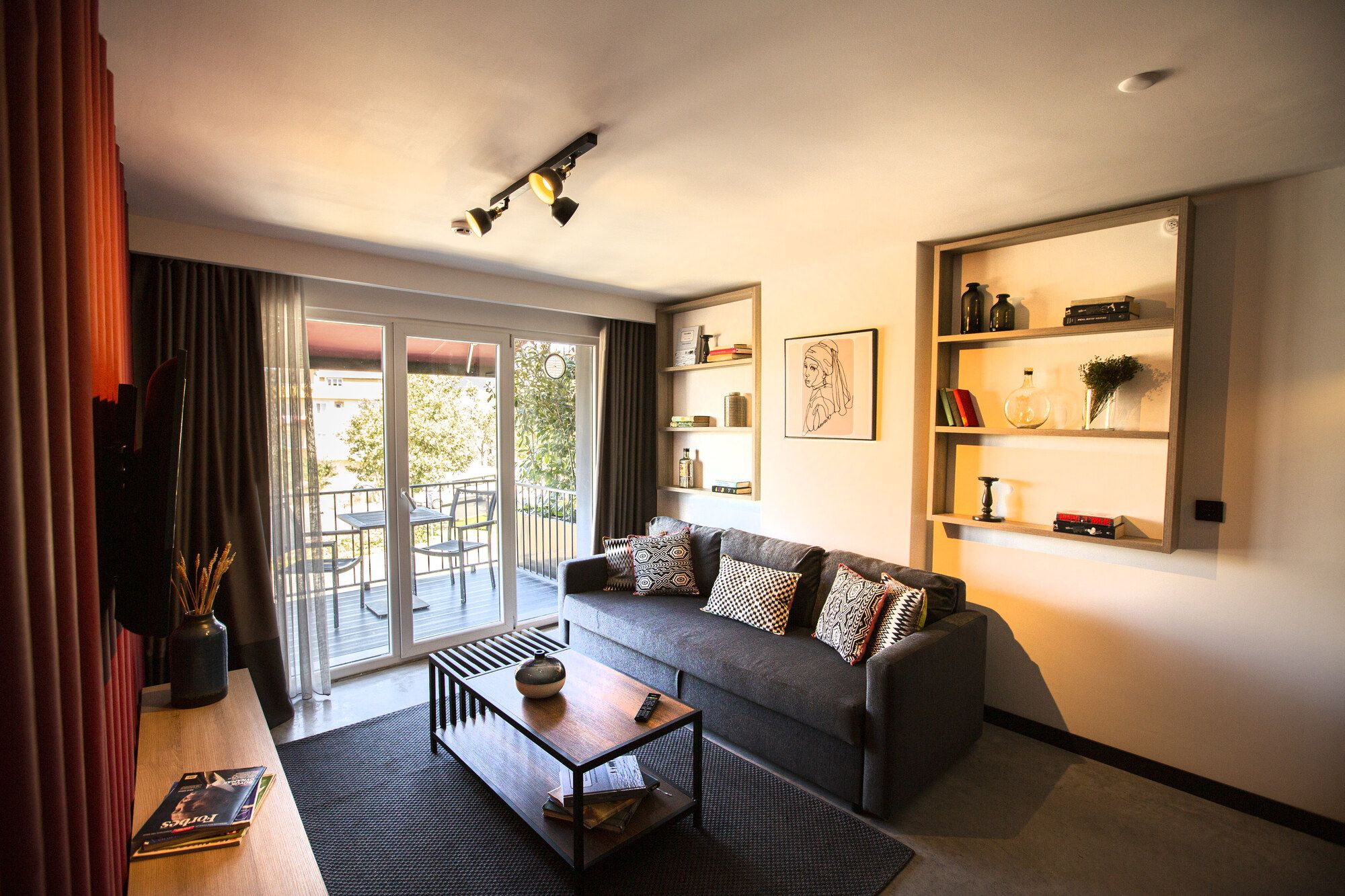 CITYLOFT 64 Studio: Balkona açılan salon, kanepe ve raf ünitesi