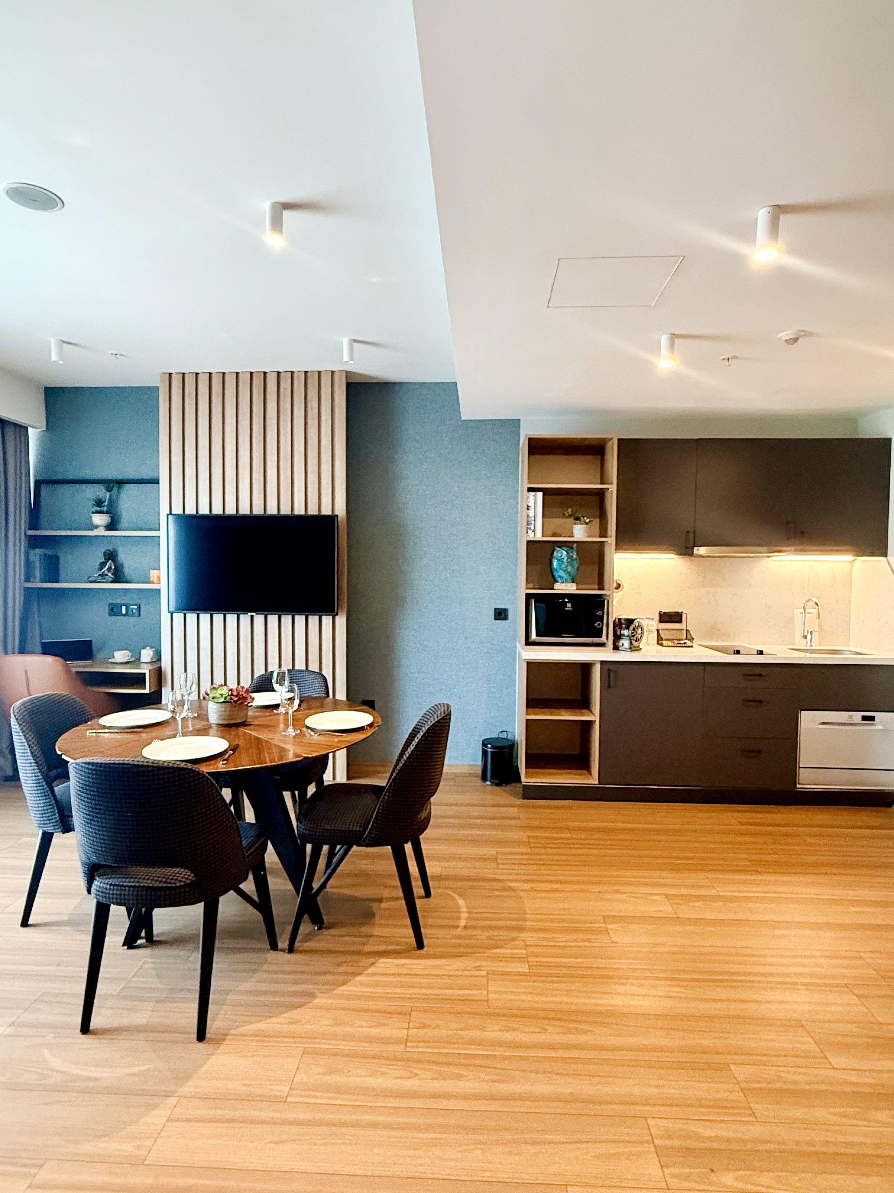 CITYLOFT 175 Jacuzzi Suite: Yemek masası ve açık mutfak