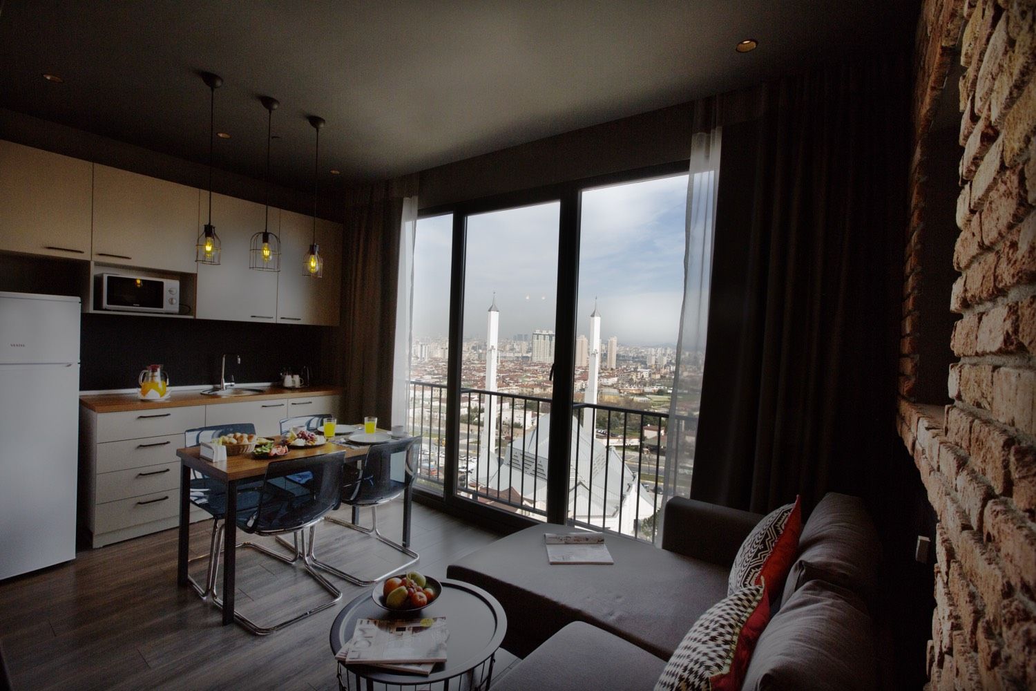 CITYLOFT 161 One Bedroom City view: Mutfak, yemek masası ve şehir manzaralı pencere