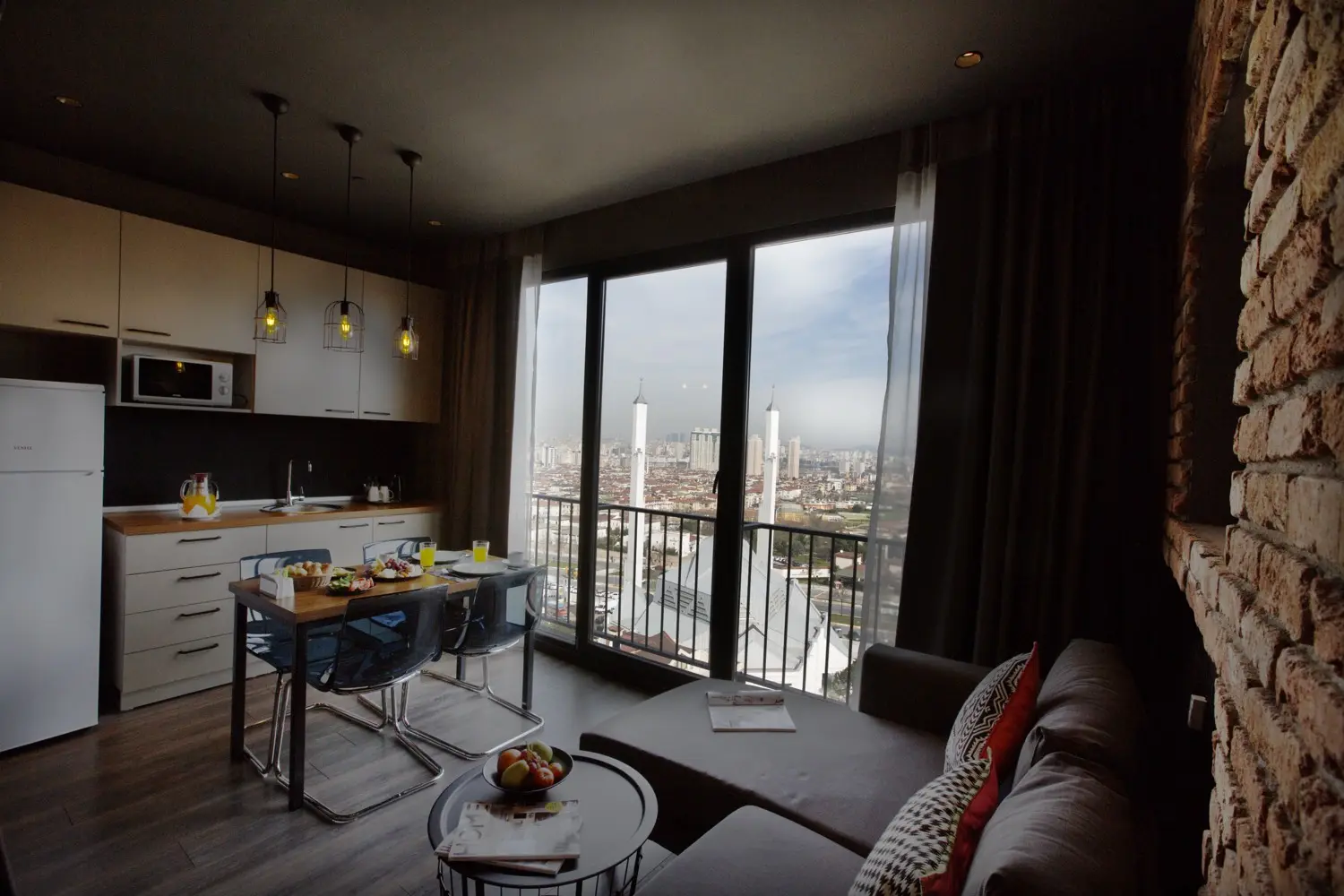 CITYLOFT 161 One Bedroom City view: Mutfak, yemek masası ve şehir manzaralı pencere