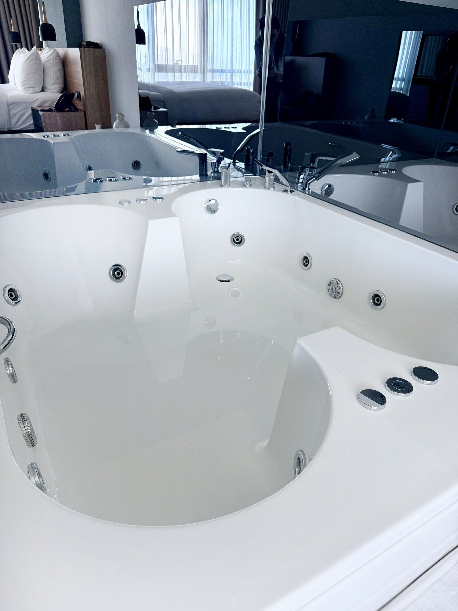 CITYLOFT 175 Jacuzzi Suite: Masajlı jakuzi küveti