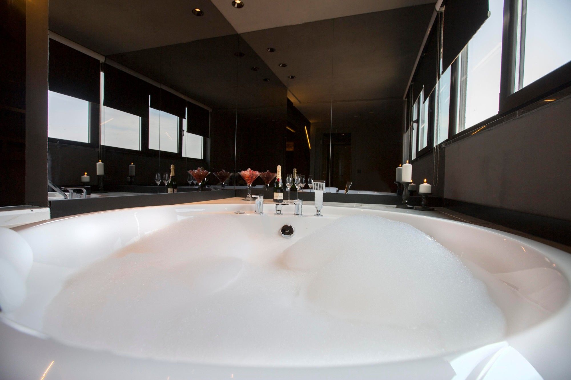 CITYLOFT 81 Junior Jacuzzi Suite: Pencere önünde geniş jakuzi