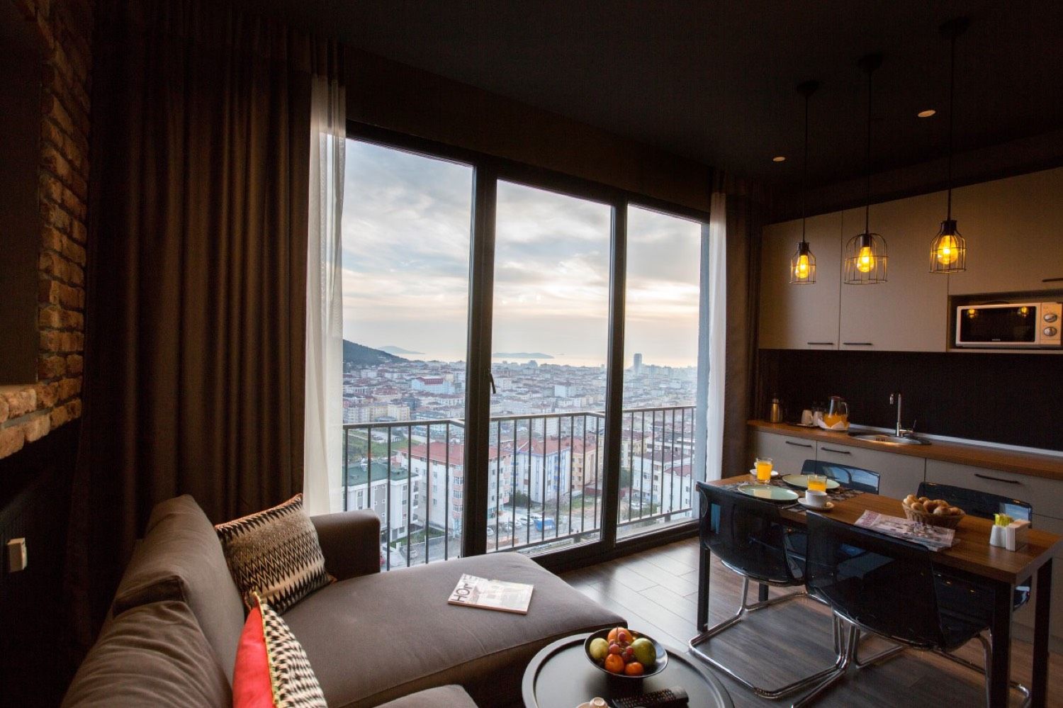 CITYLOFT 161 One Bedroom Sea view: Deniz manzaralı pencere önünde kanepe ve yemek masası