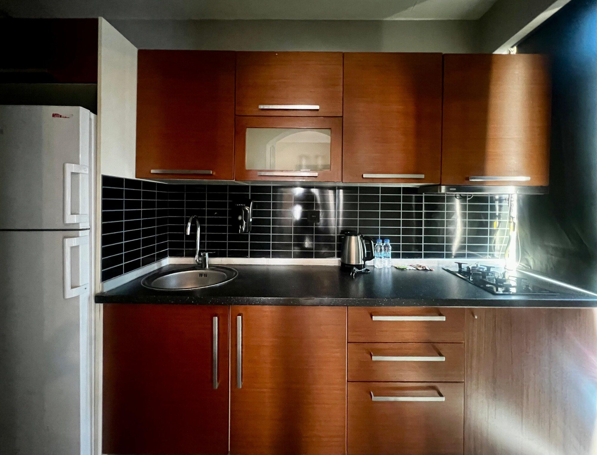 CITYLOFT 36 One Bedroom Suite: Ahşap dolaplı mutfak ve buzdolabı