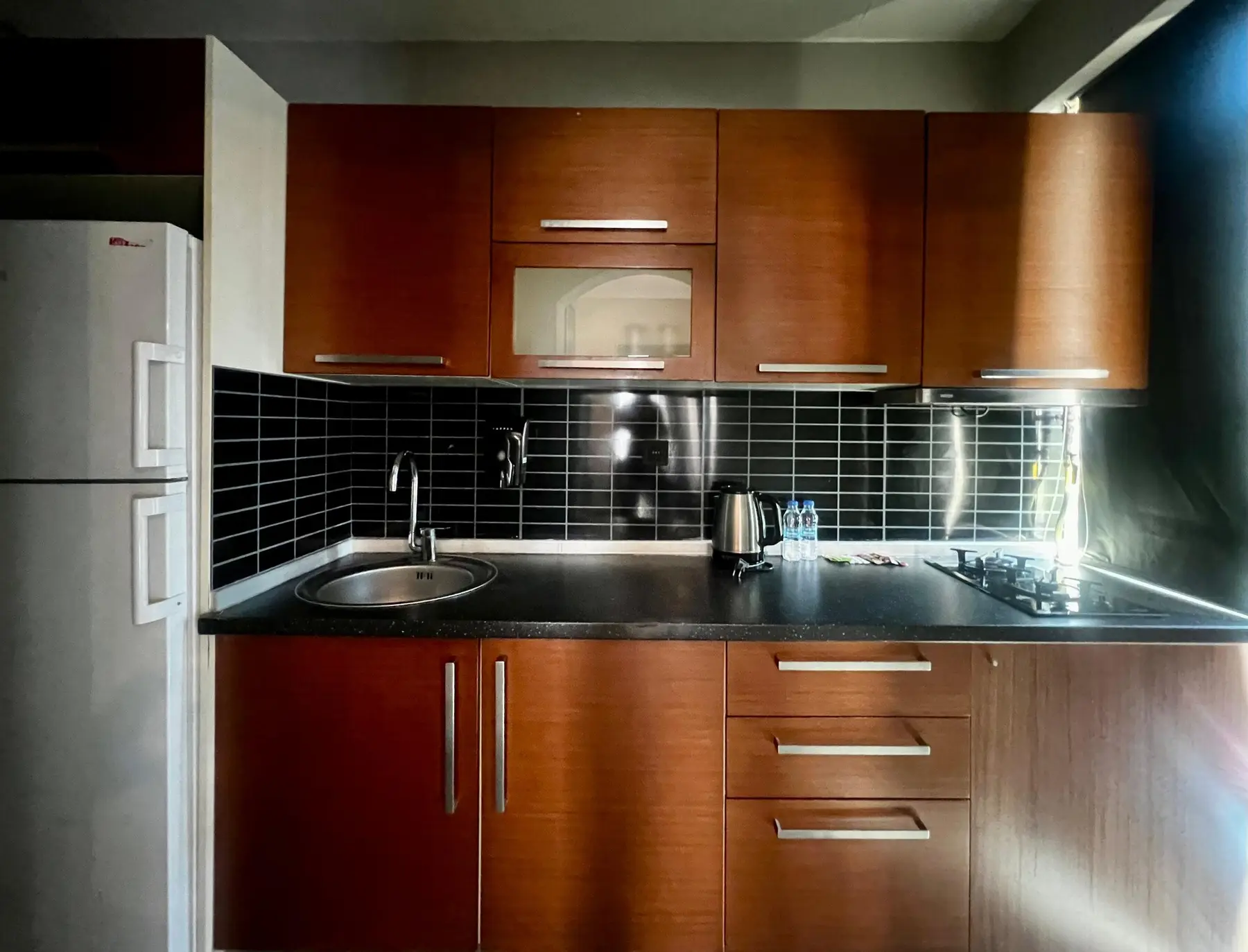 CITYLOFT 36 One Bedroom Suite: Ahşap dolaplı mutfak ve buzdolabı