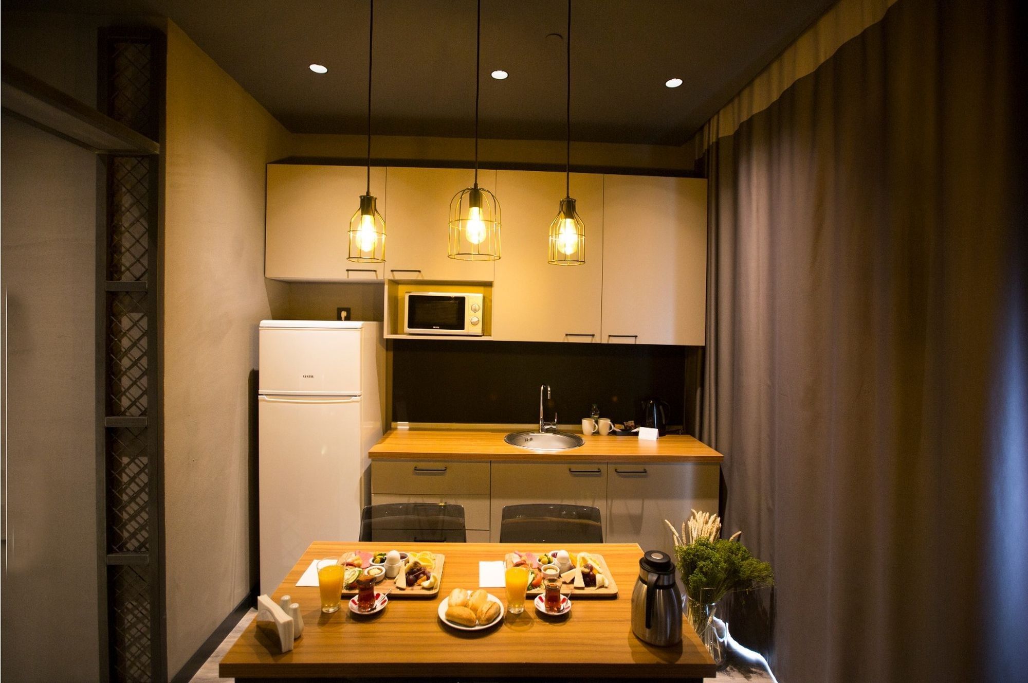 CITYLOFT 161 One Bedroom Standart: Mutfak ve kahvaltı hazırlanmış yemek masası