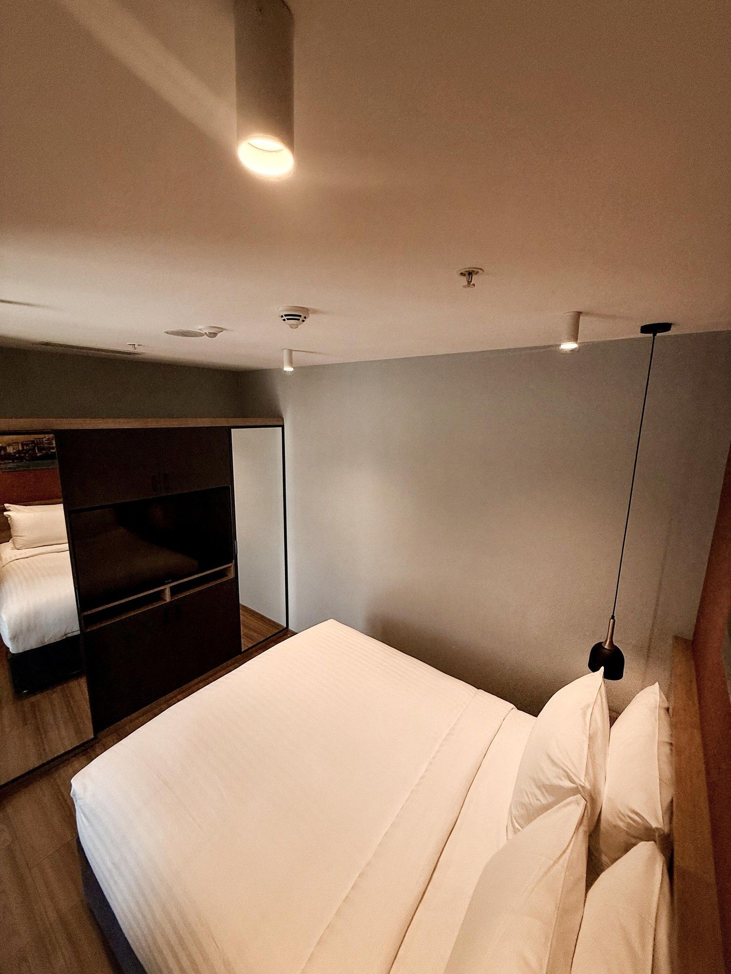 CITYLOFT 175 Deluxe Suite: Yatak odası ve gardırop