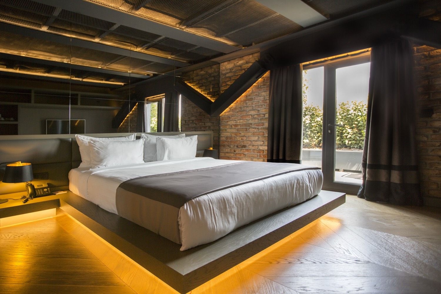 CITYLOFT 81 Deluxe Suite with Terrace: Teras kapısı önünde ışıklı platformda yatak