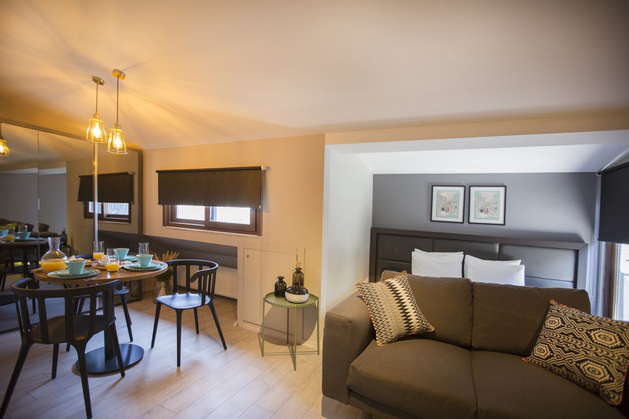 CITYLOFT 36 Studio Suite with Terrace: Yemek masası, kanepe ve yatak