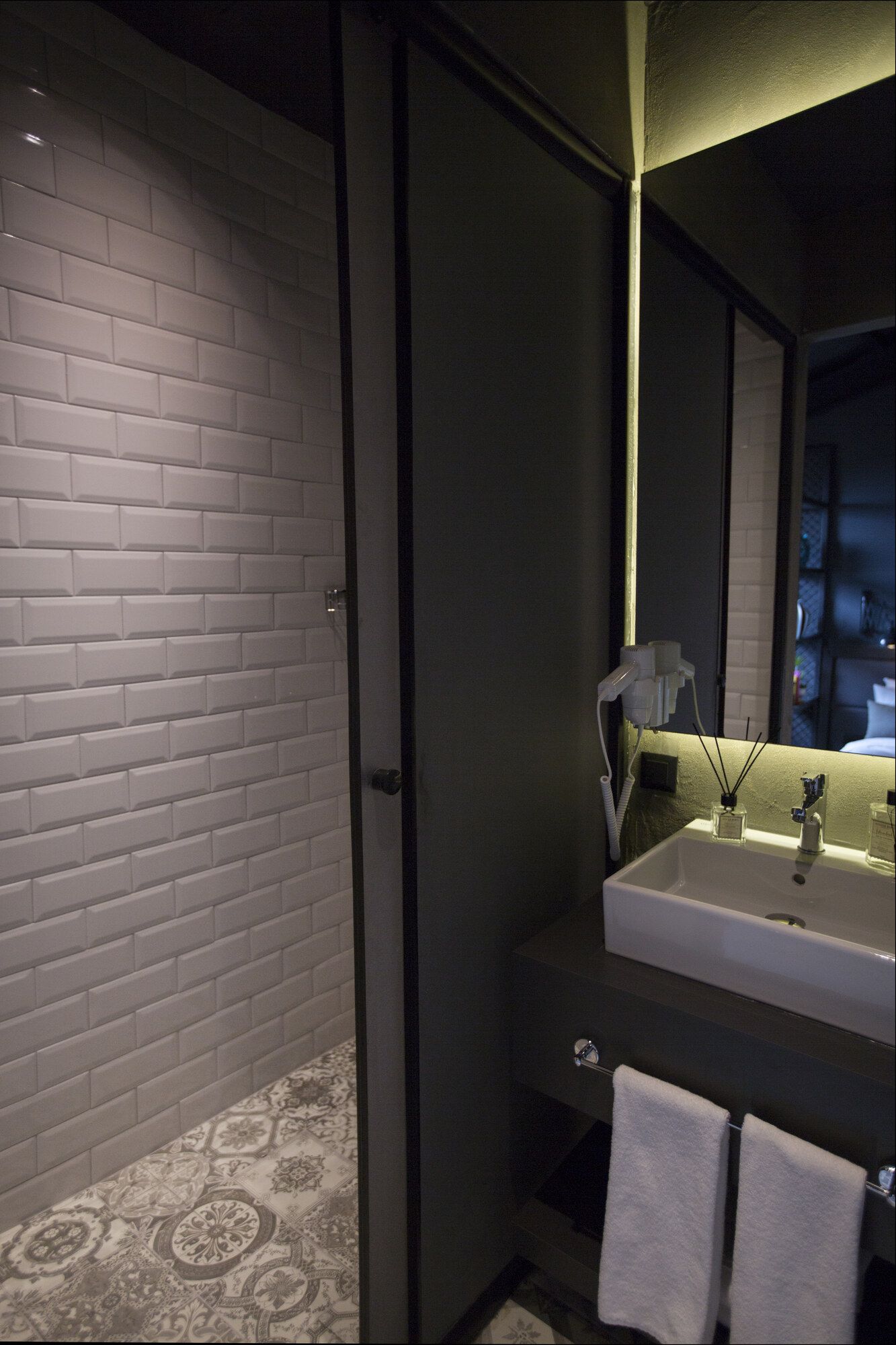 CITYLOFT 161 Penthouse: Aydınlatmalı aynalı lavabo ve havluluk