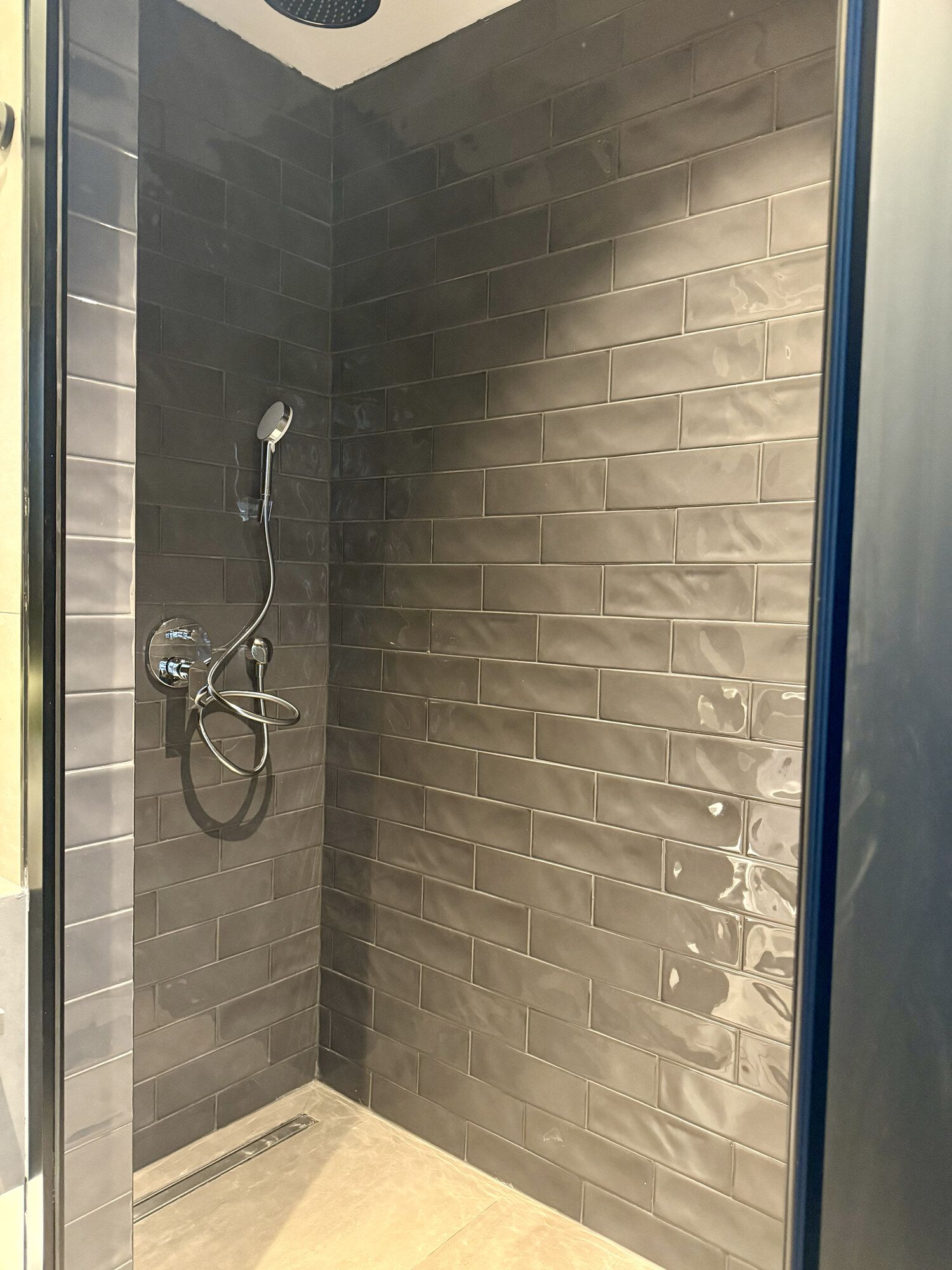CITYLOFT 147 Jacuzzi Suite with Sea view: Gri seramik kaplı duş alanı